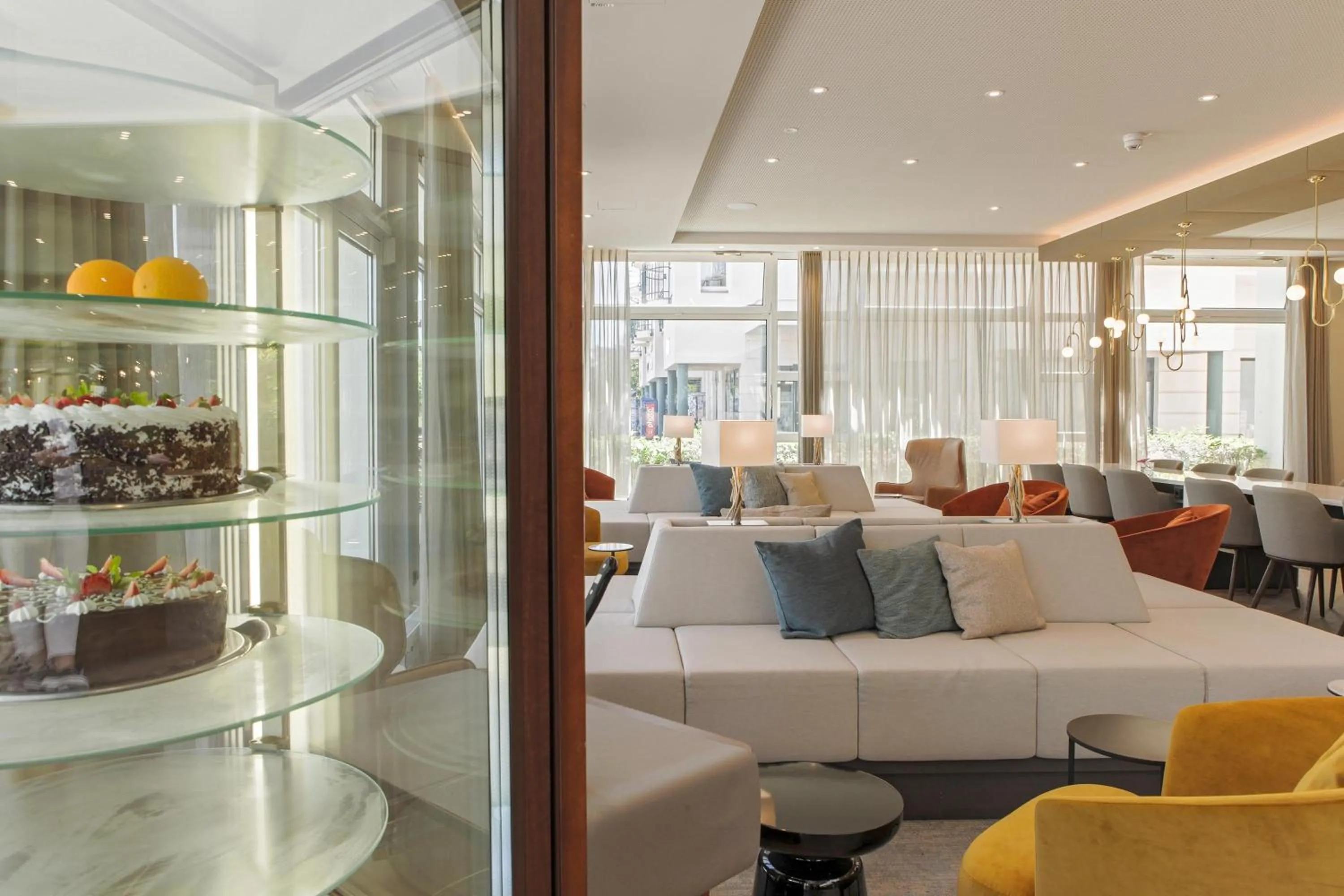 Lounge or bar in SEETELHOTEL Ostseehotel das Entdeckerhotel an der Ostsee und der perfekte Startpunkt für Ihre Inselabenteuer