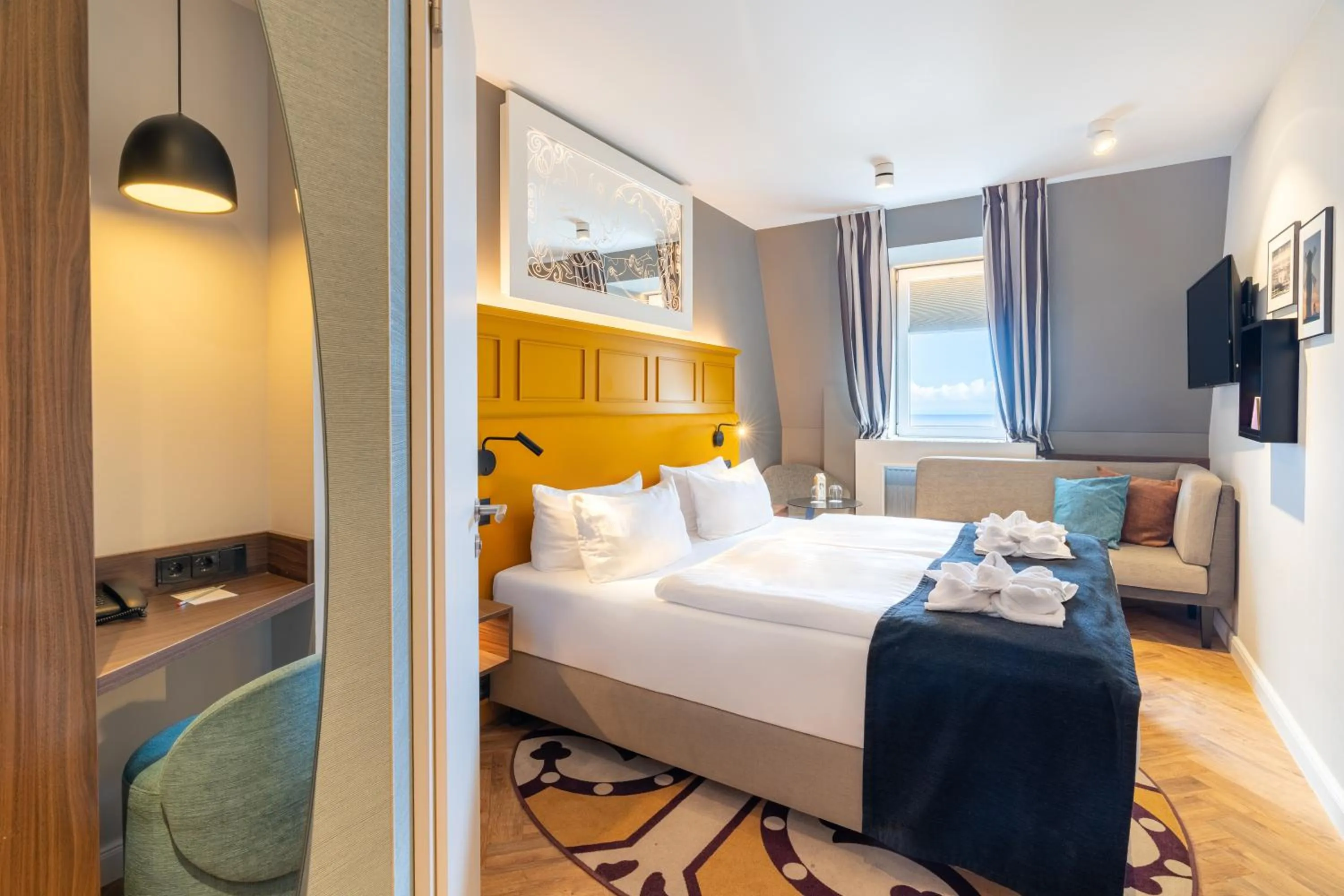 Photo of the whole room, Bed in SEETELHOTEL Ostseehotel das Entdeckerhotel an der Ostsee und der perfekte Startpunkt für Ihre Inselabenteuer