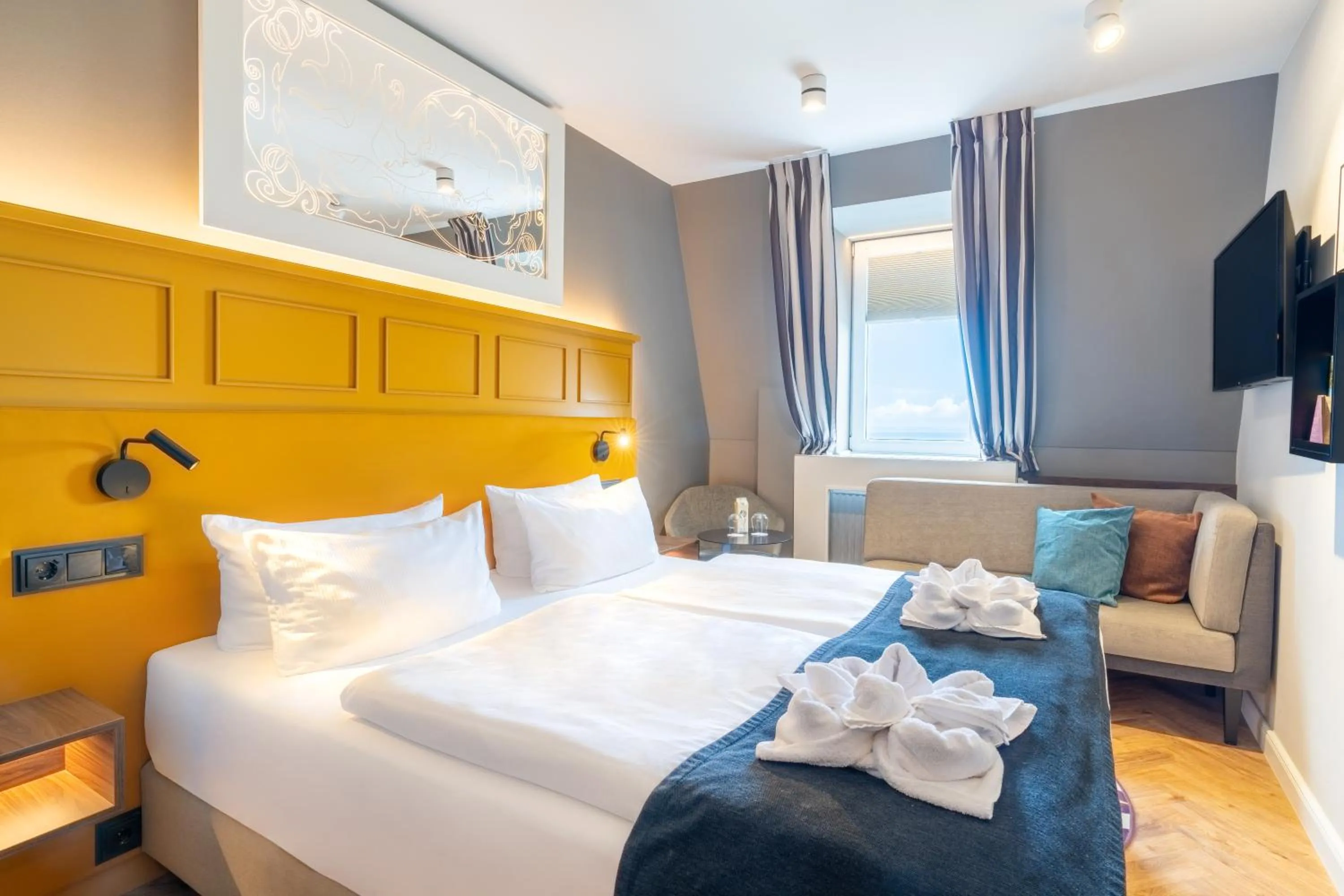 Photo of the whole room, Bed in SEETELHOTEL Ostseehotel das Entdeckerhotel an der Ostsee und der perfekte Startpunkt für Ihre Inselabenteuer