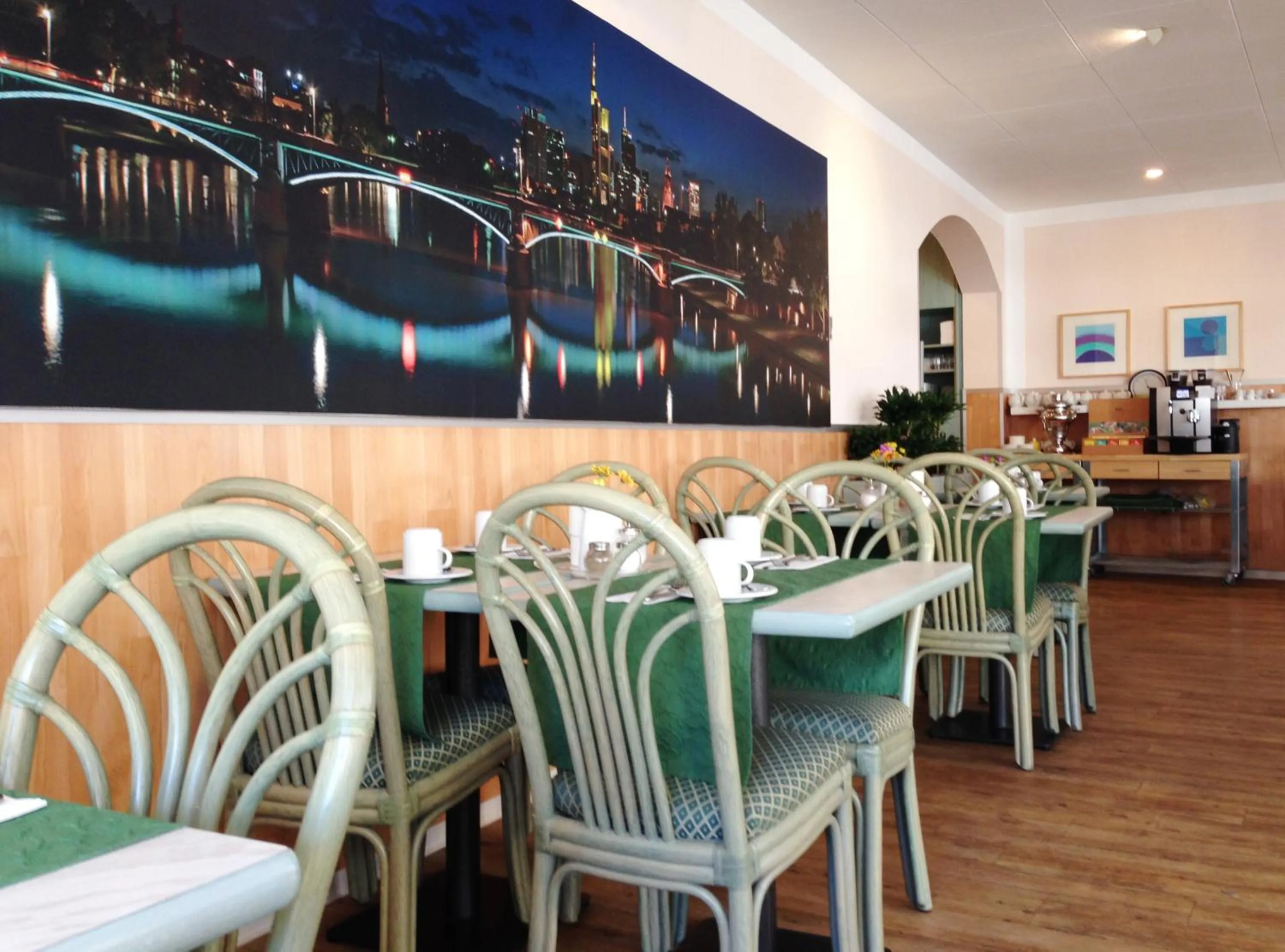 Restaurant/places to eat in Motel Frankfurt