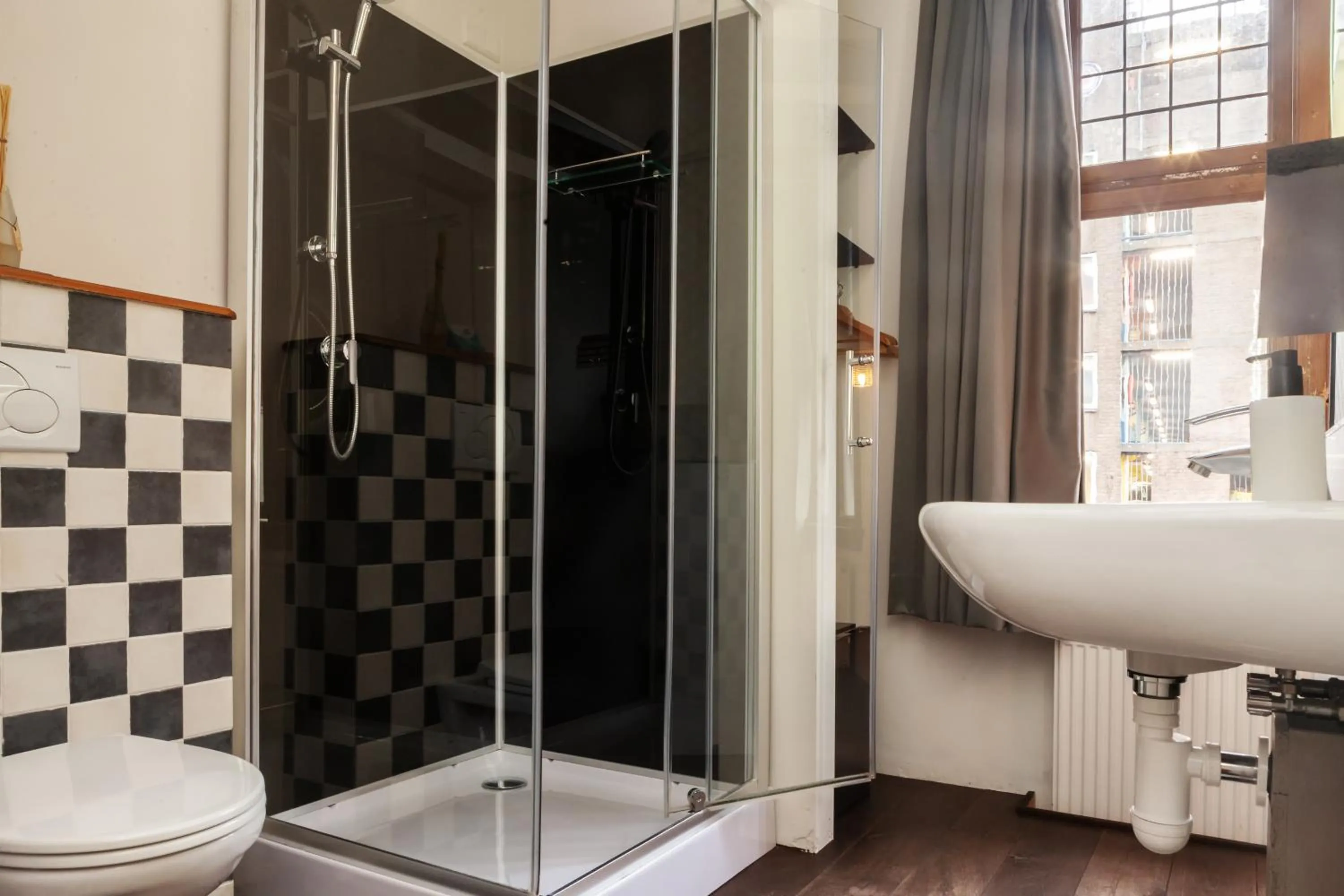 Shower in Kings Inn City Hotel Alkmaar