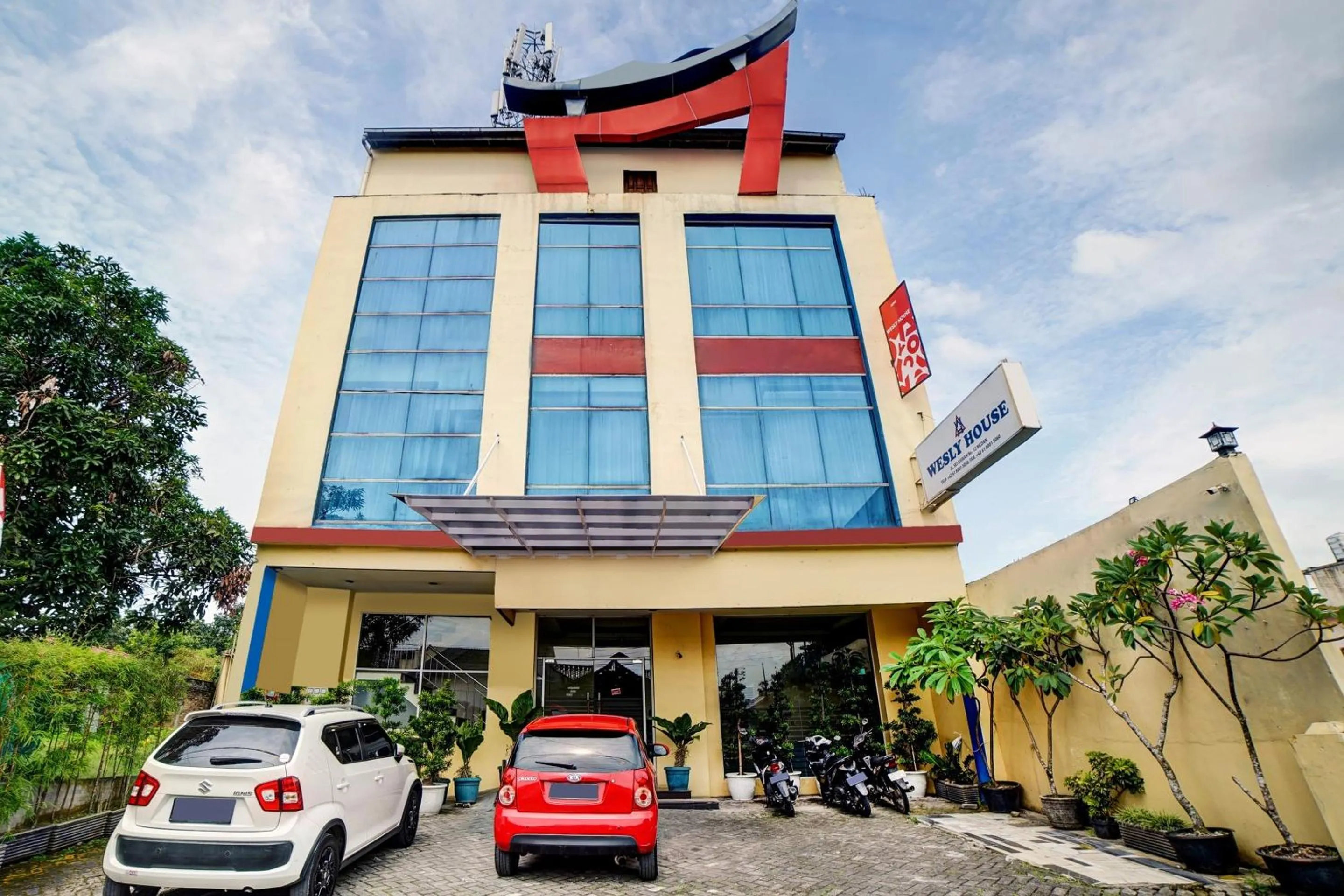 Facade/entrance in Hotel O Wesly House