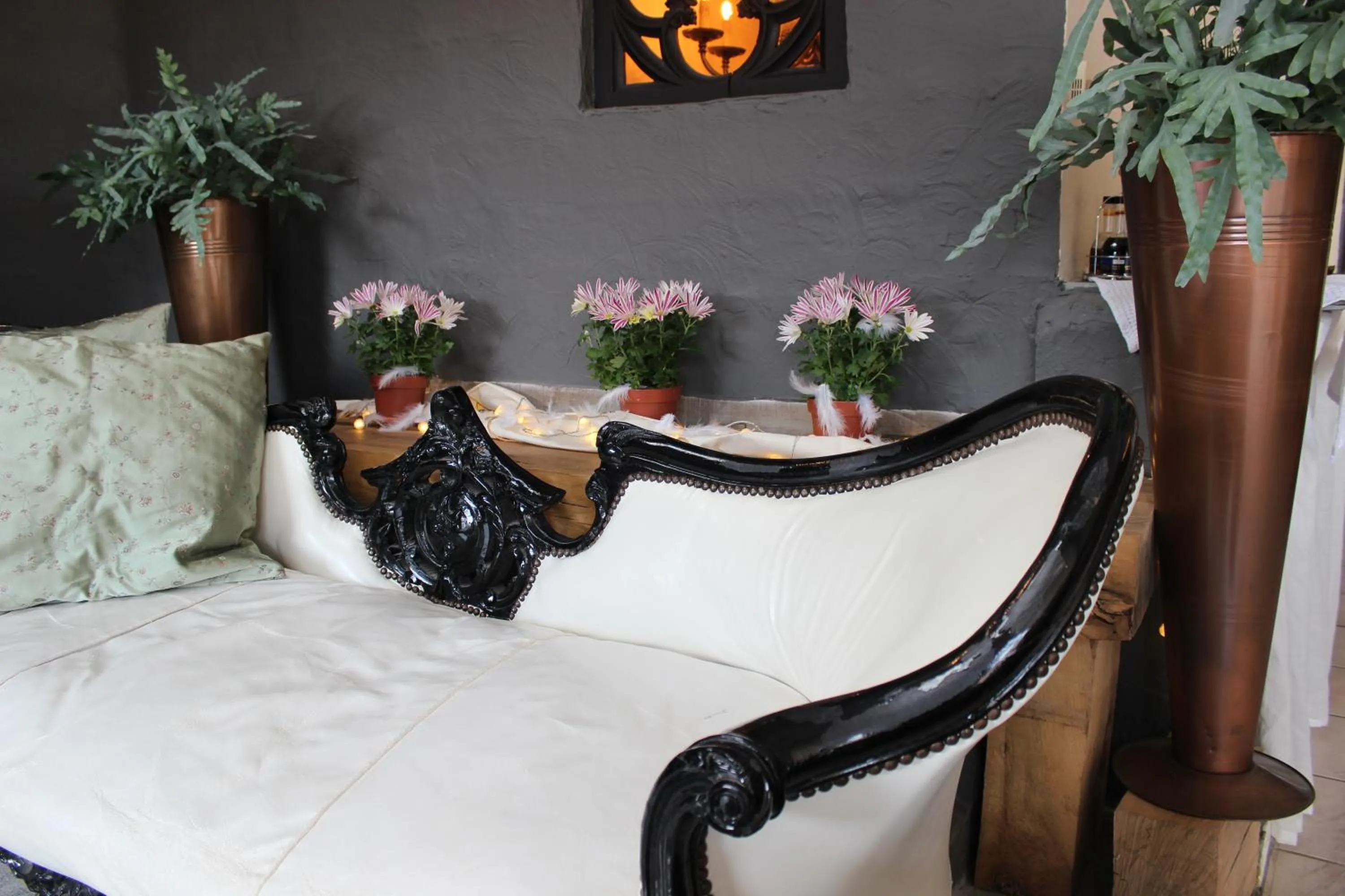 Living room, Bed in La Vie en Rose hotel