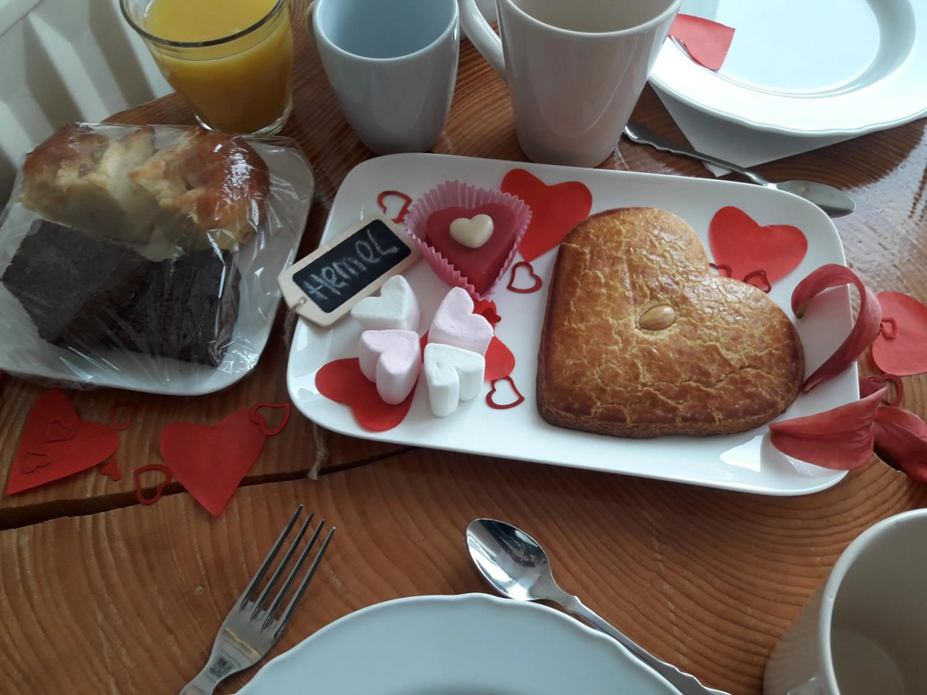 Restaurant/places to eat in La Vie en Rose hotel