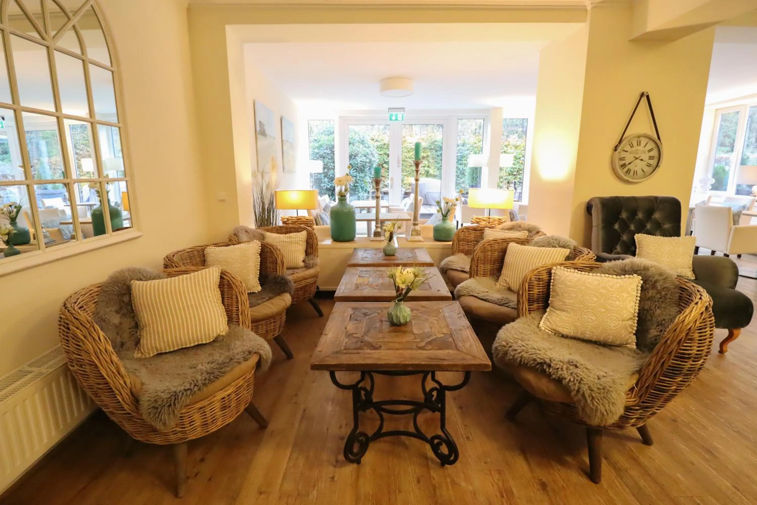 Communal lounge/ TV room in Das Frühstückshotel Sankt Peter-Ording