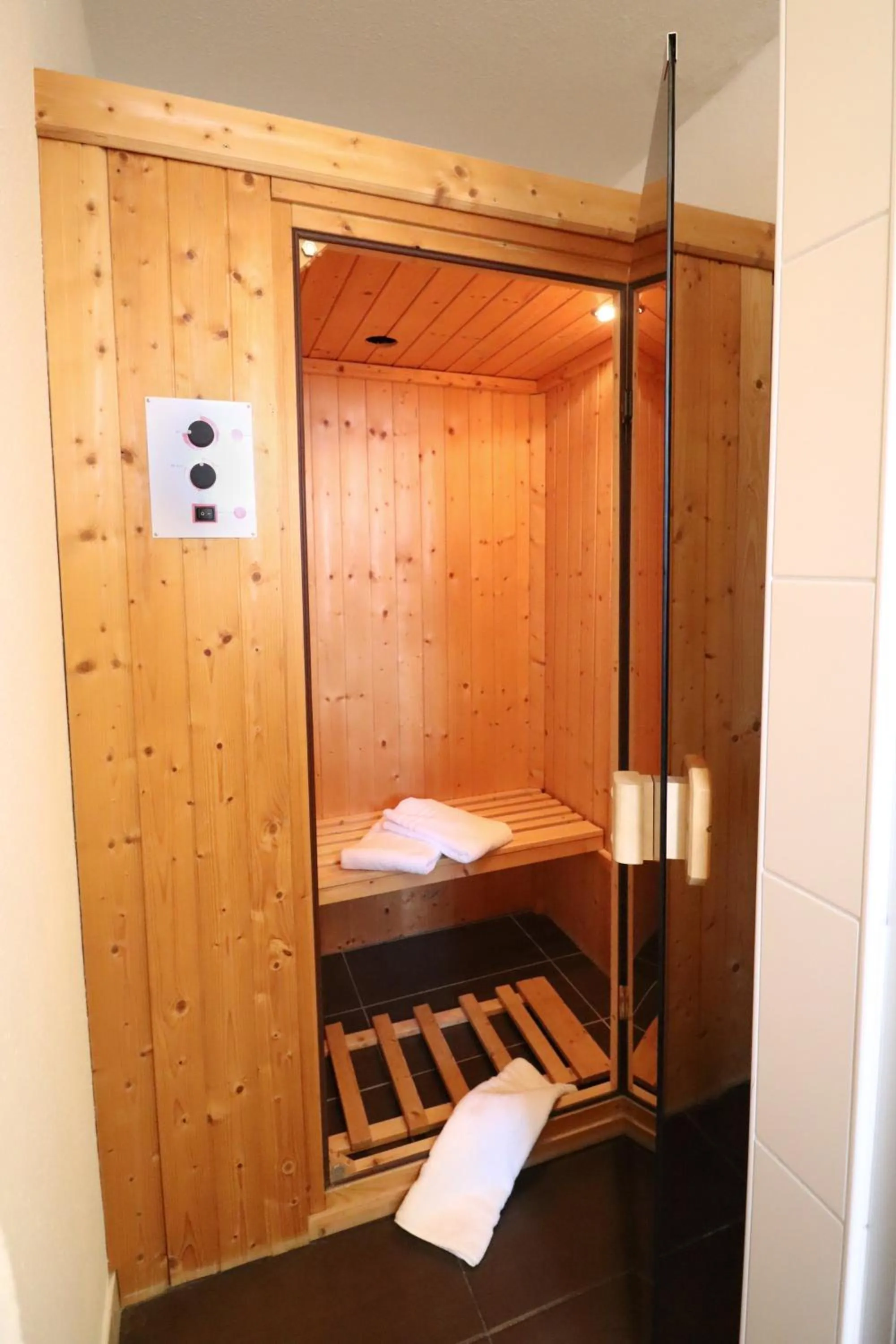 Bathroom, Bed in Das Frühstückshotel Sankt Peter-Ording
