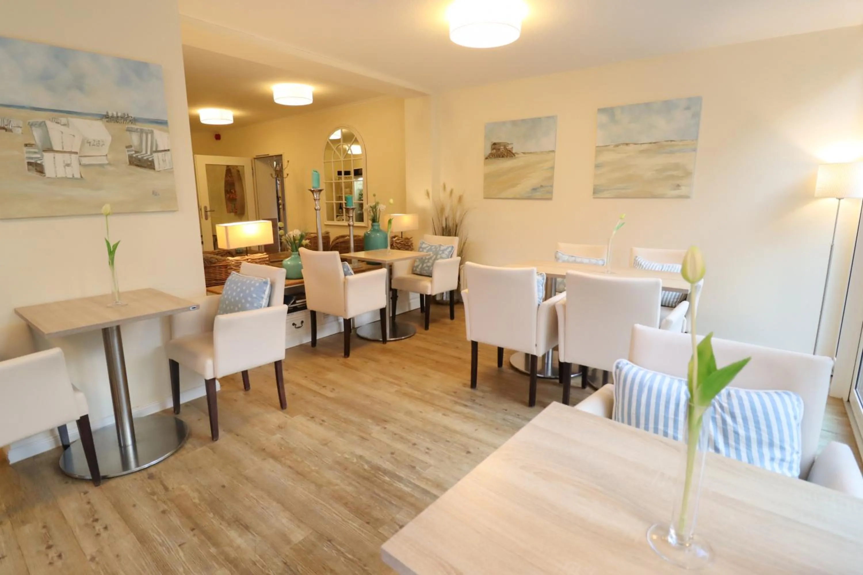 Communal lounge/ TV room in Das Frühstückshotel Sankt Peter-Ording