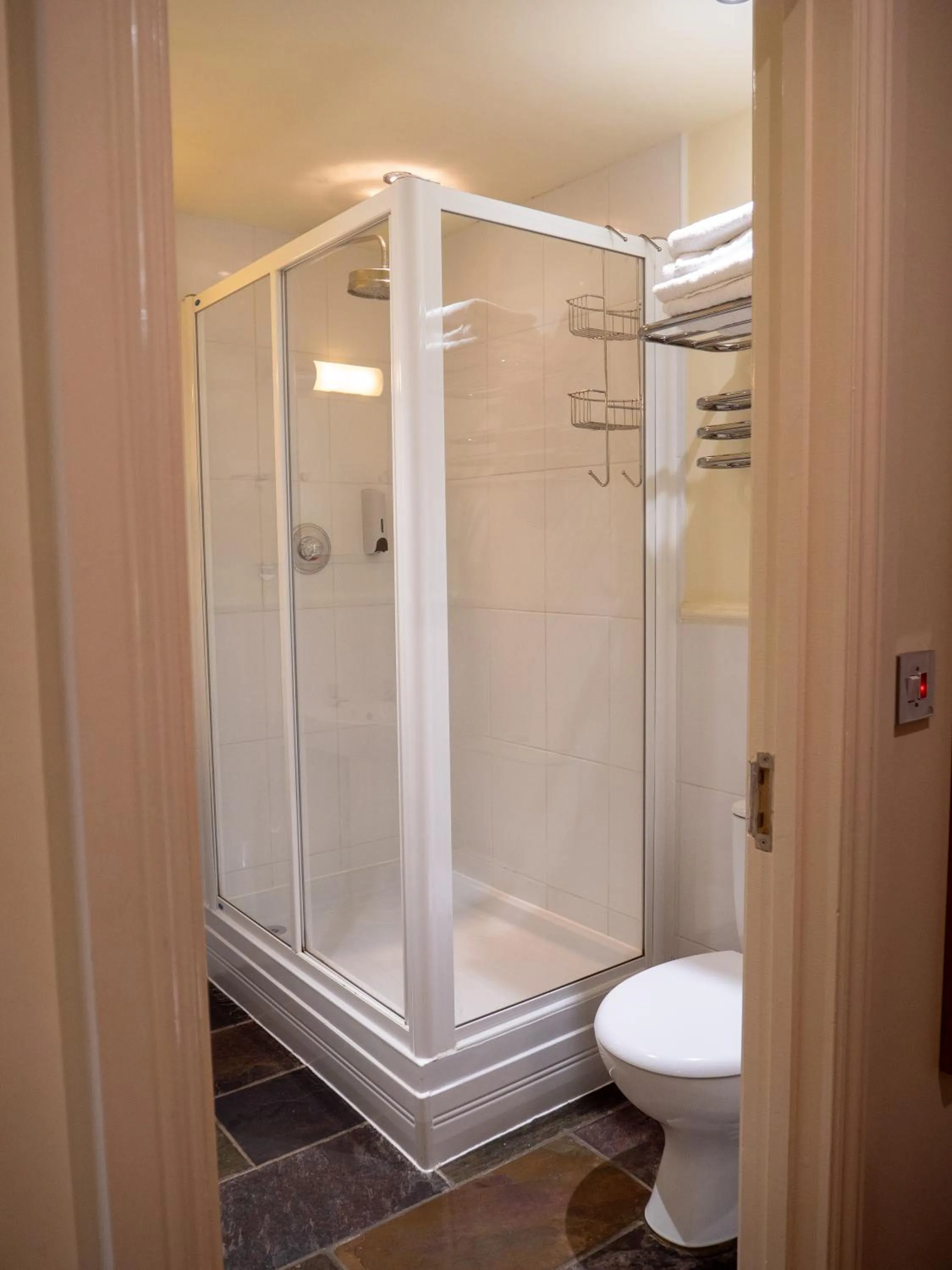 Shower in The Jolly Drover