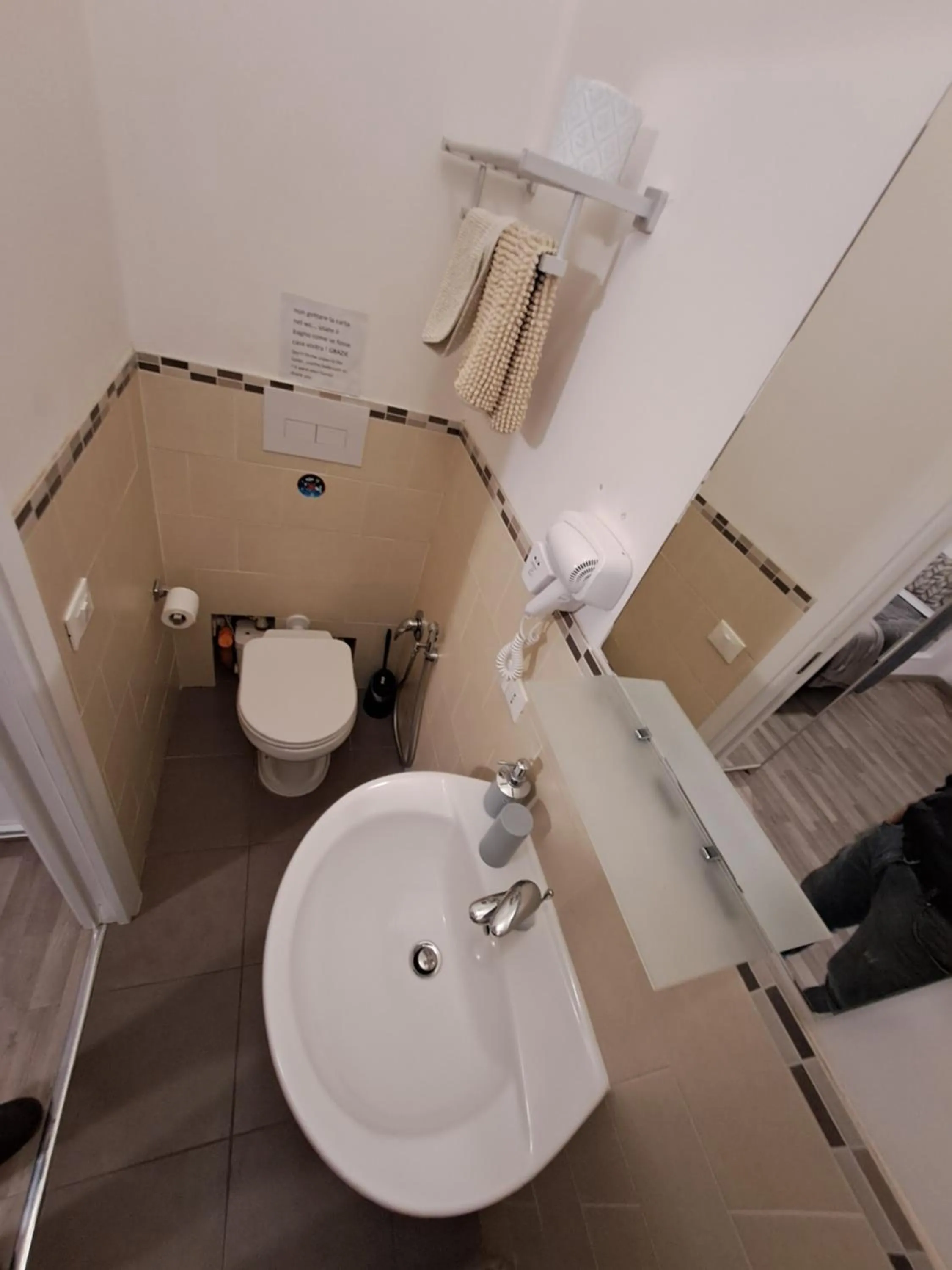 Toilet in Bedroom la stazione