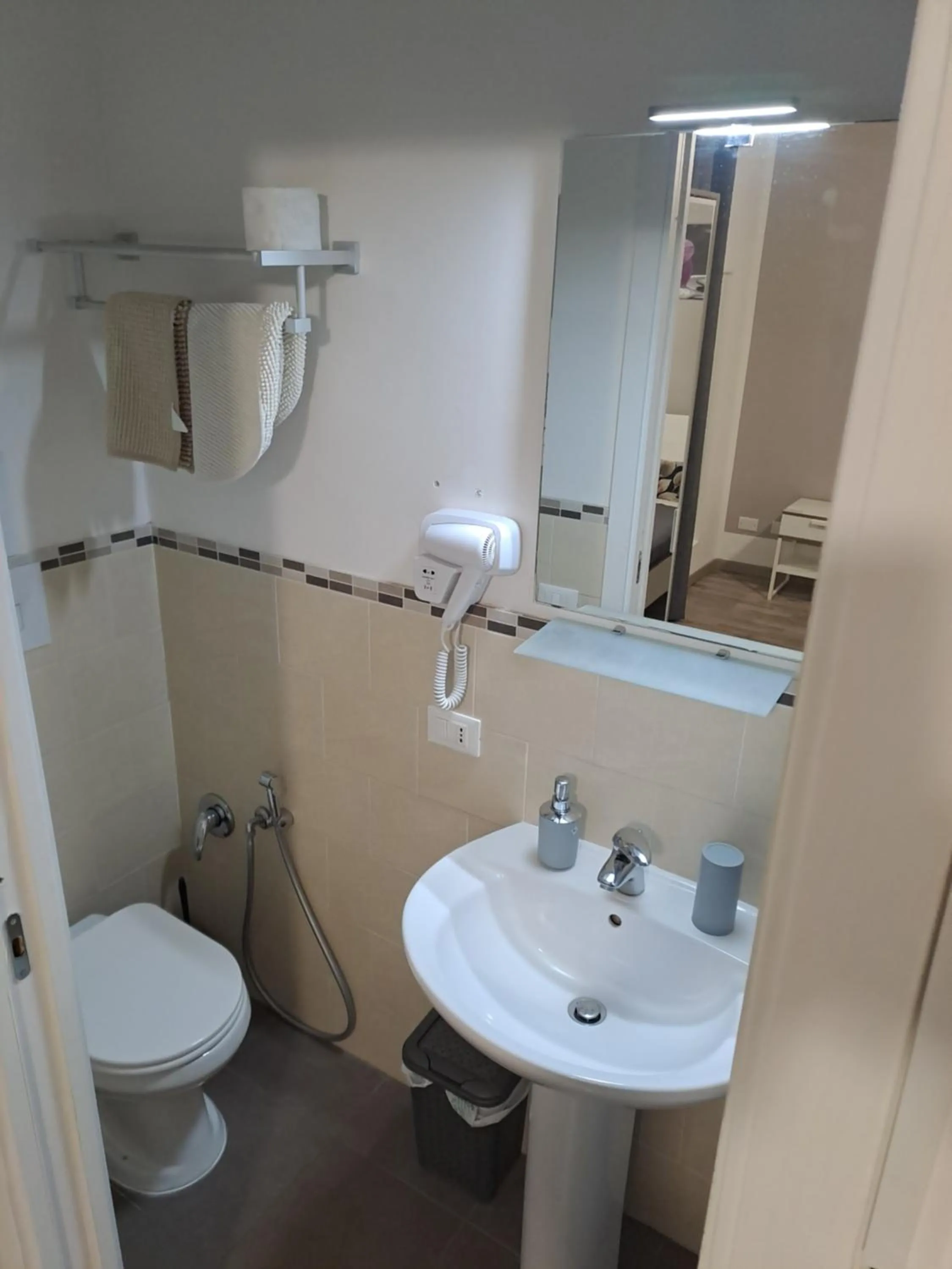 Toilet in Bedroom la stazione