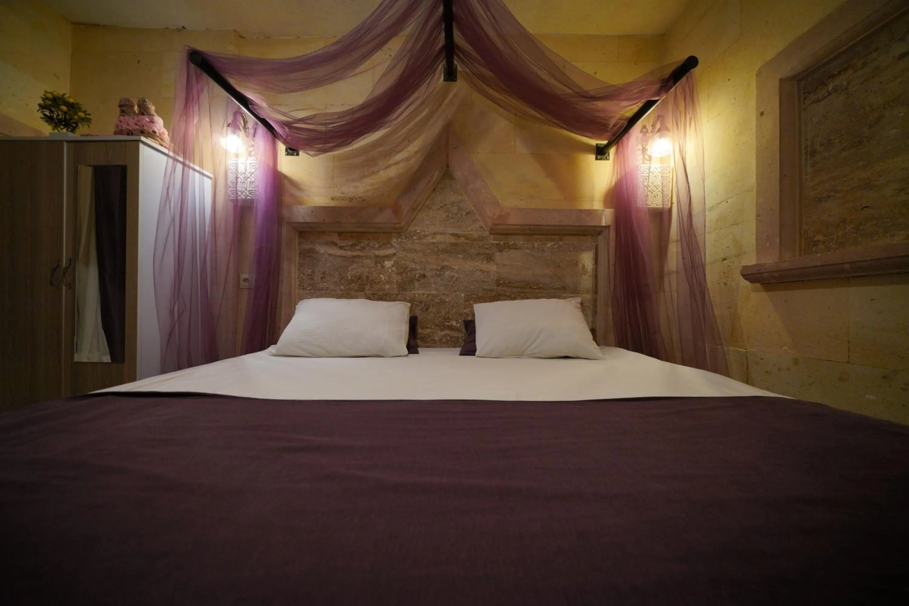 Photo of the whole room, Bed in Lucky Luke Stone House