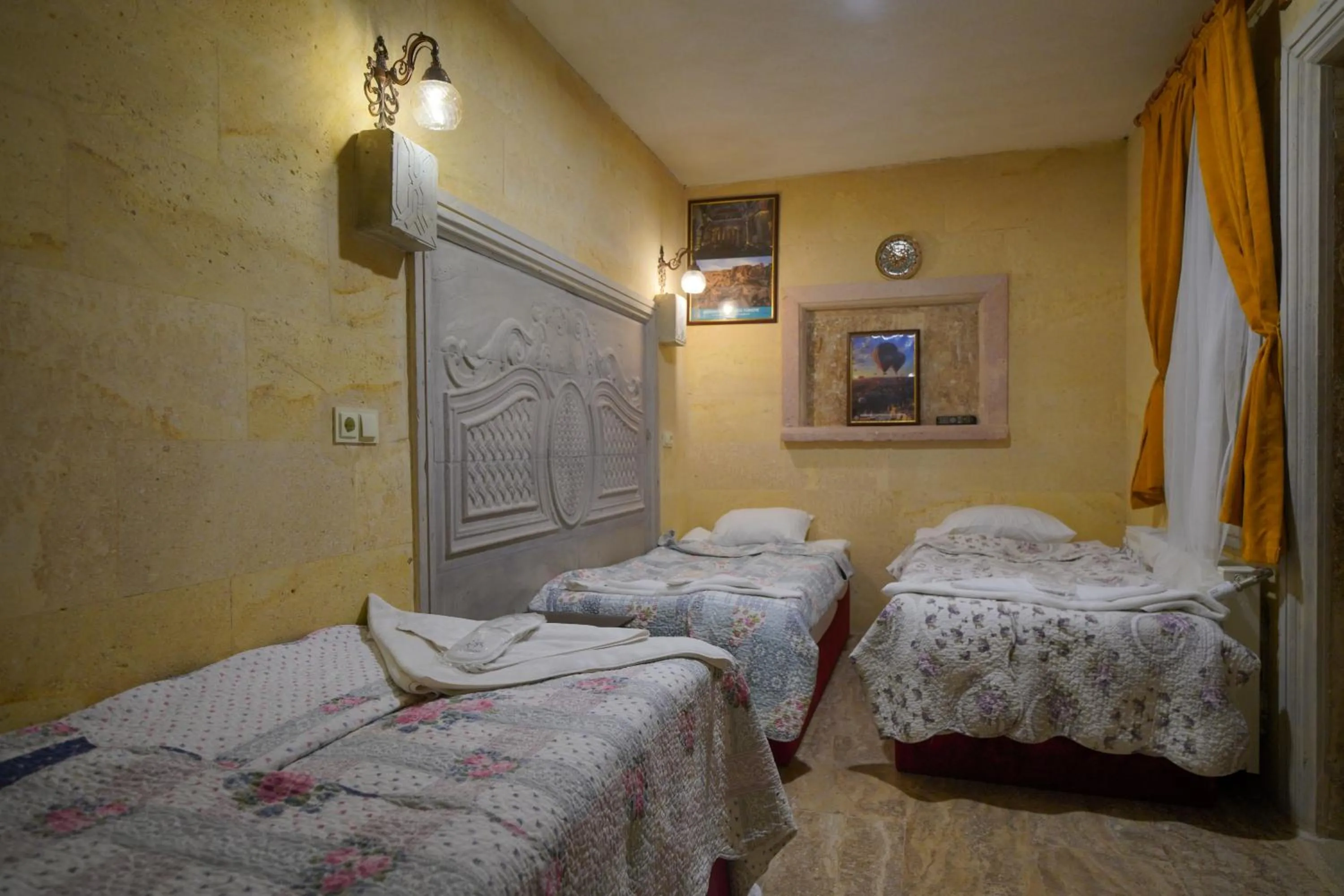 Photo of the whole room, Bed in Lucky Luke Stone House