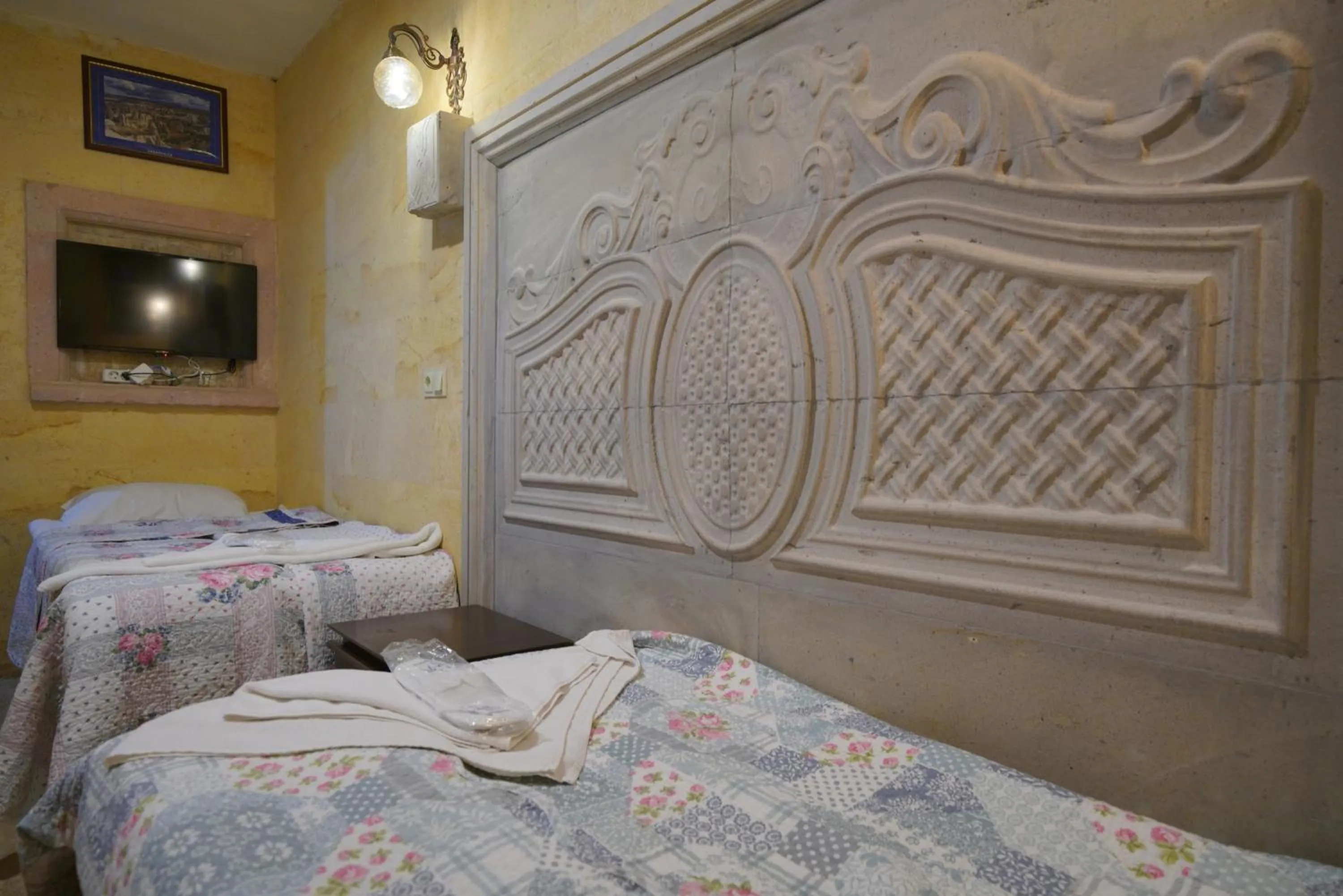 Photo of the whole room, Bed in Lucky Luke Stone House