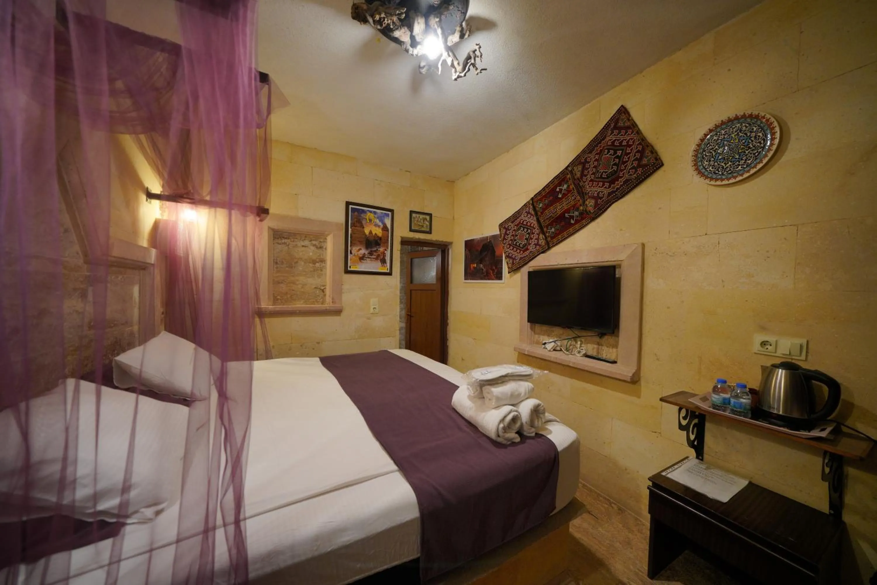 Bedroom, Bed in Lucky Luke Stone House