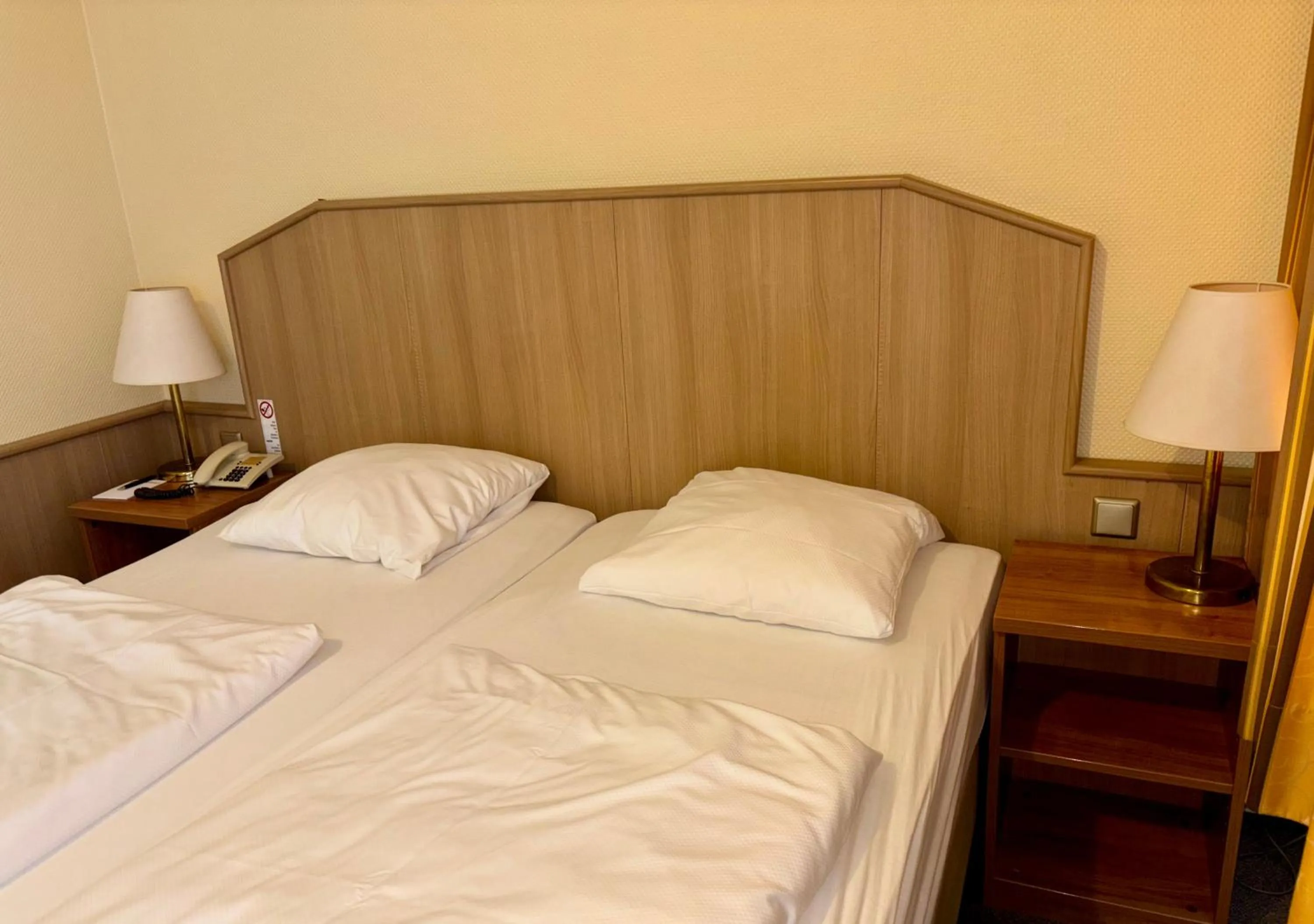 Bedroom, Bed in Hotel am Rathaus