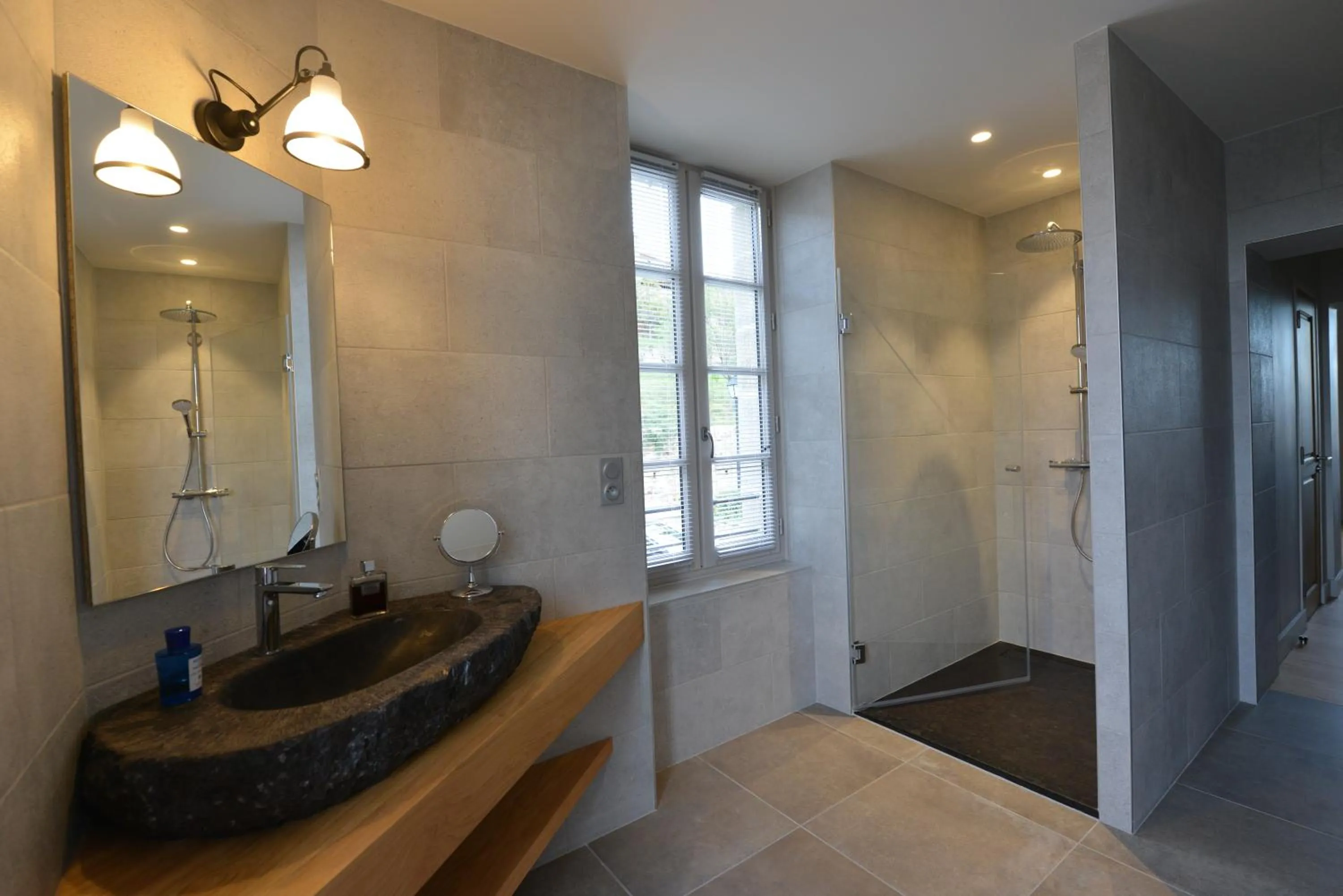 Shower in The view of Montpeyroux