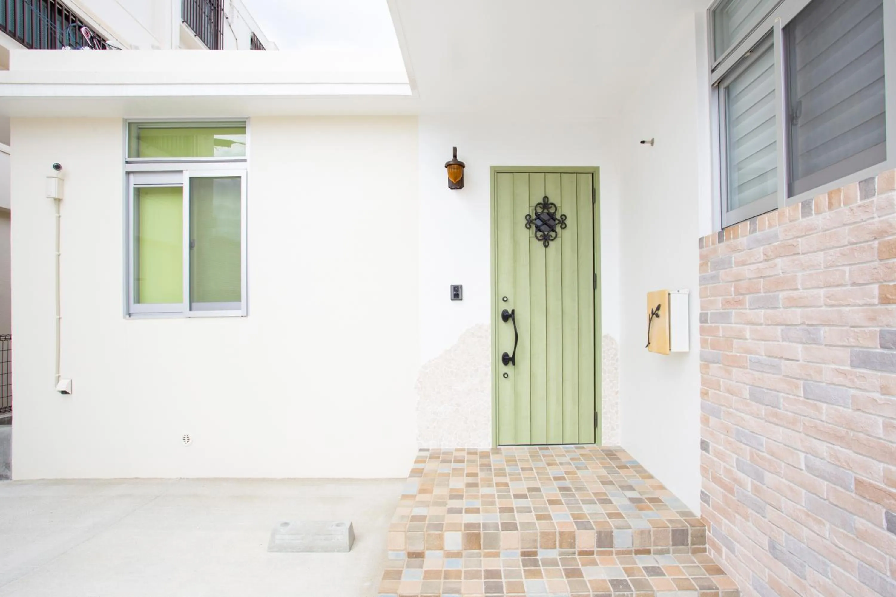 Facade/entrance in stylish House URUMA