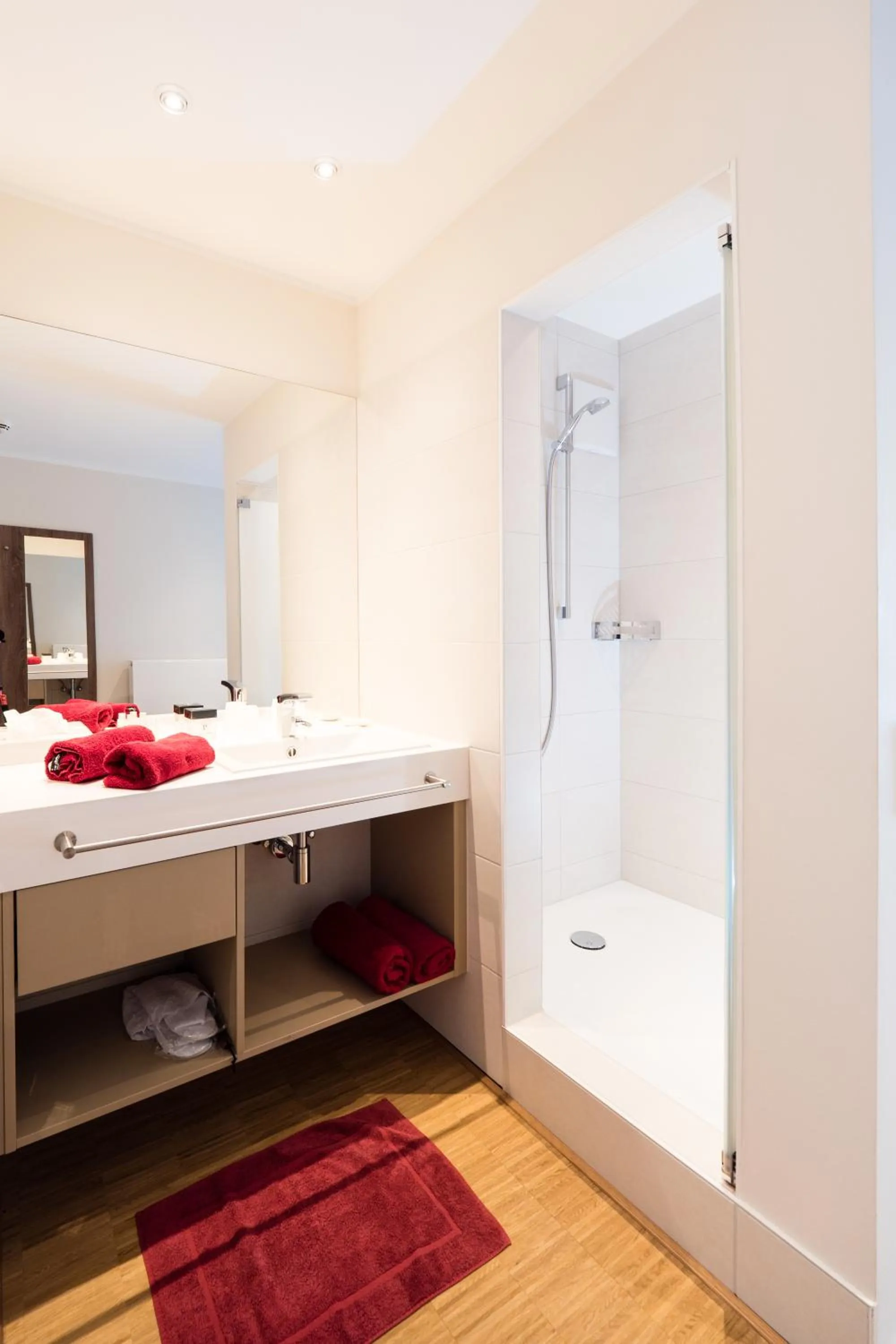 Shower, Bed in Hotel Deutsches Haus