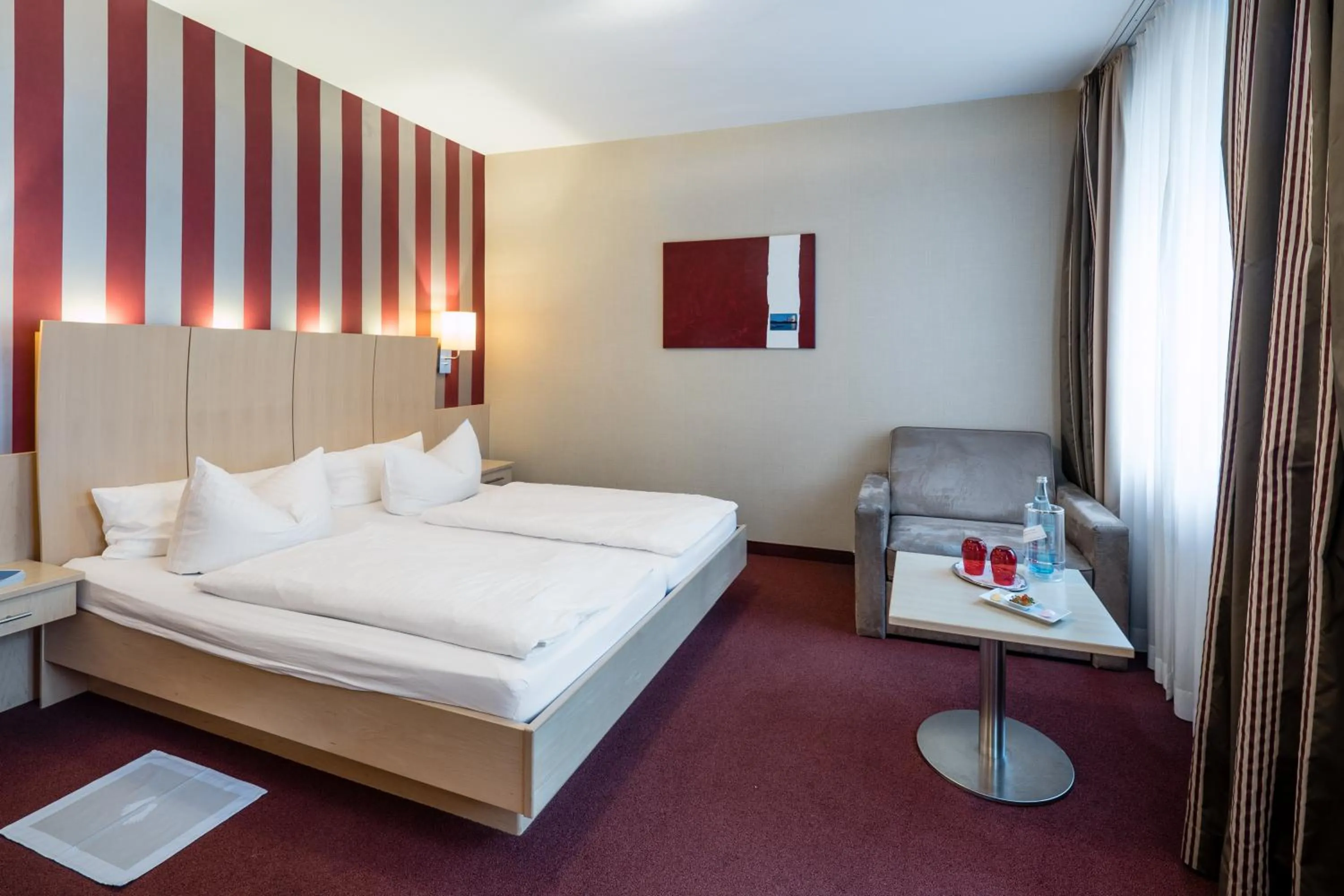 Garden view, Bed in Hotel Deutsches Haus