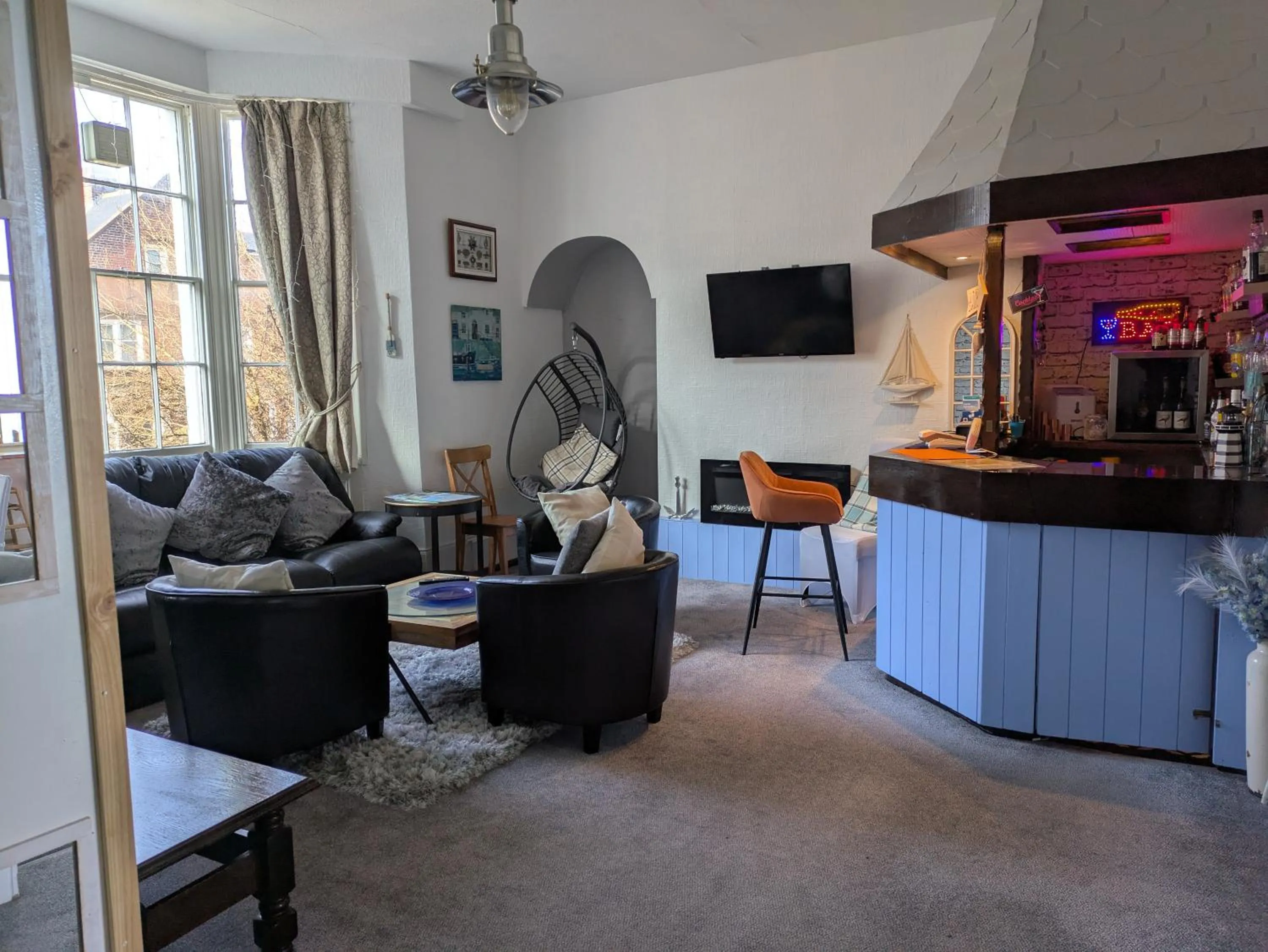 Communal lounge/ TV room in The Kenton Hotel