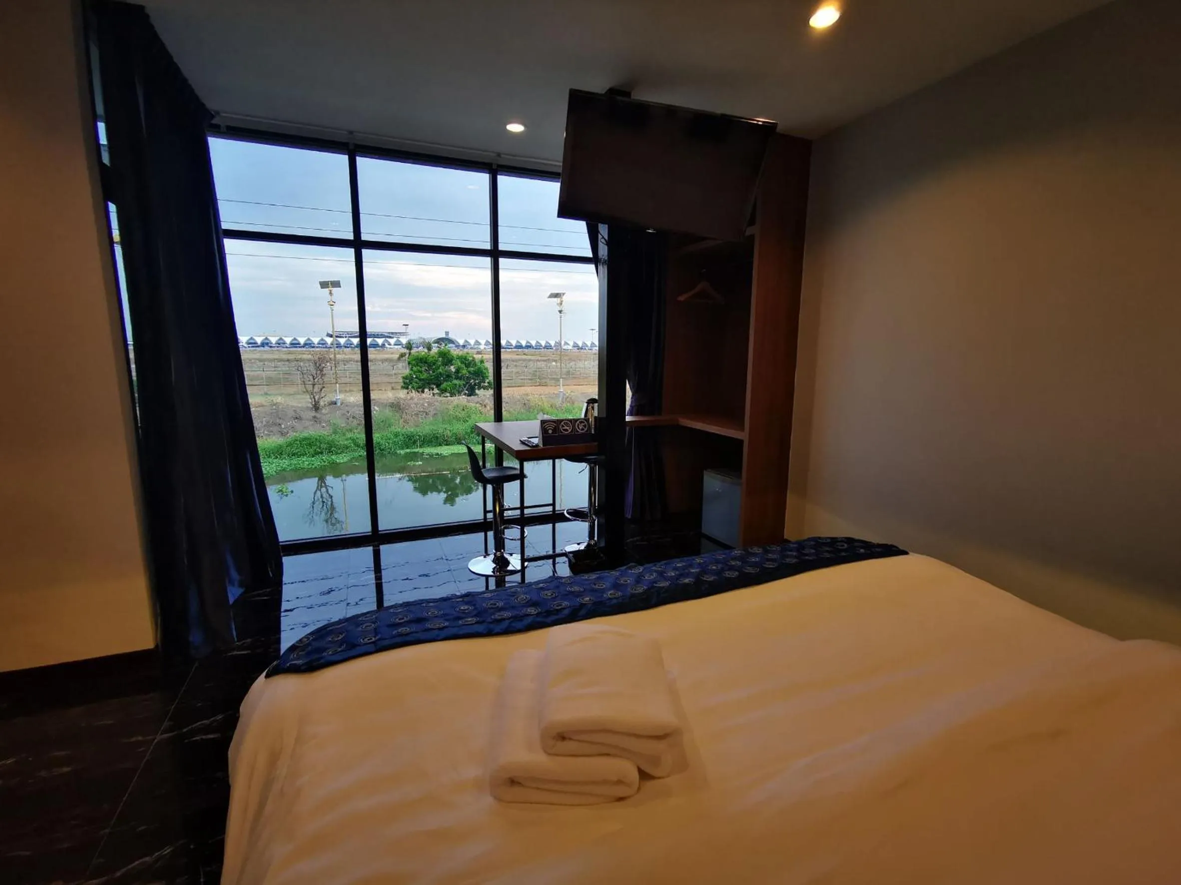Photo of the whole room, Bed in Skyline Resort