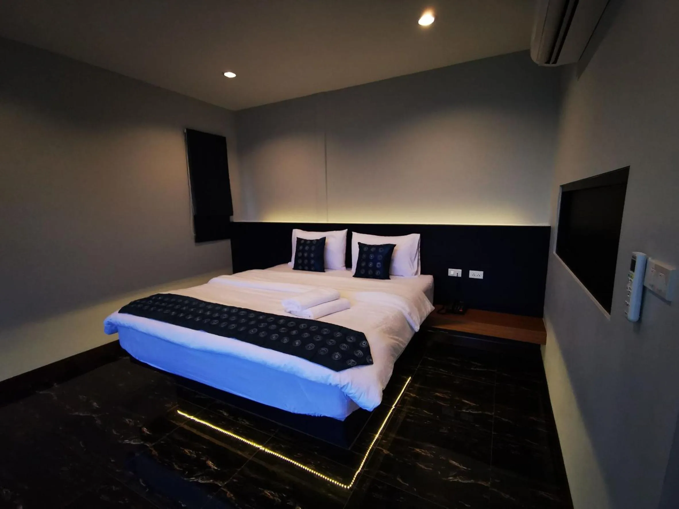 Bedroom, Bed in Skyline Resort