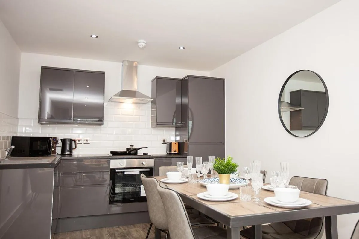 Dining area in SGT Peppers Mathew Street Apartments By Happy Days