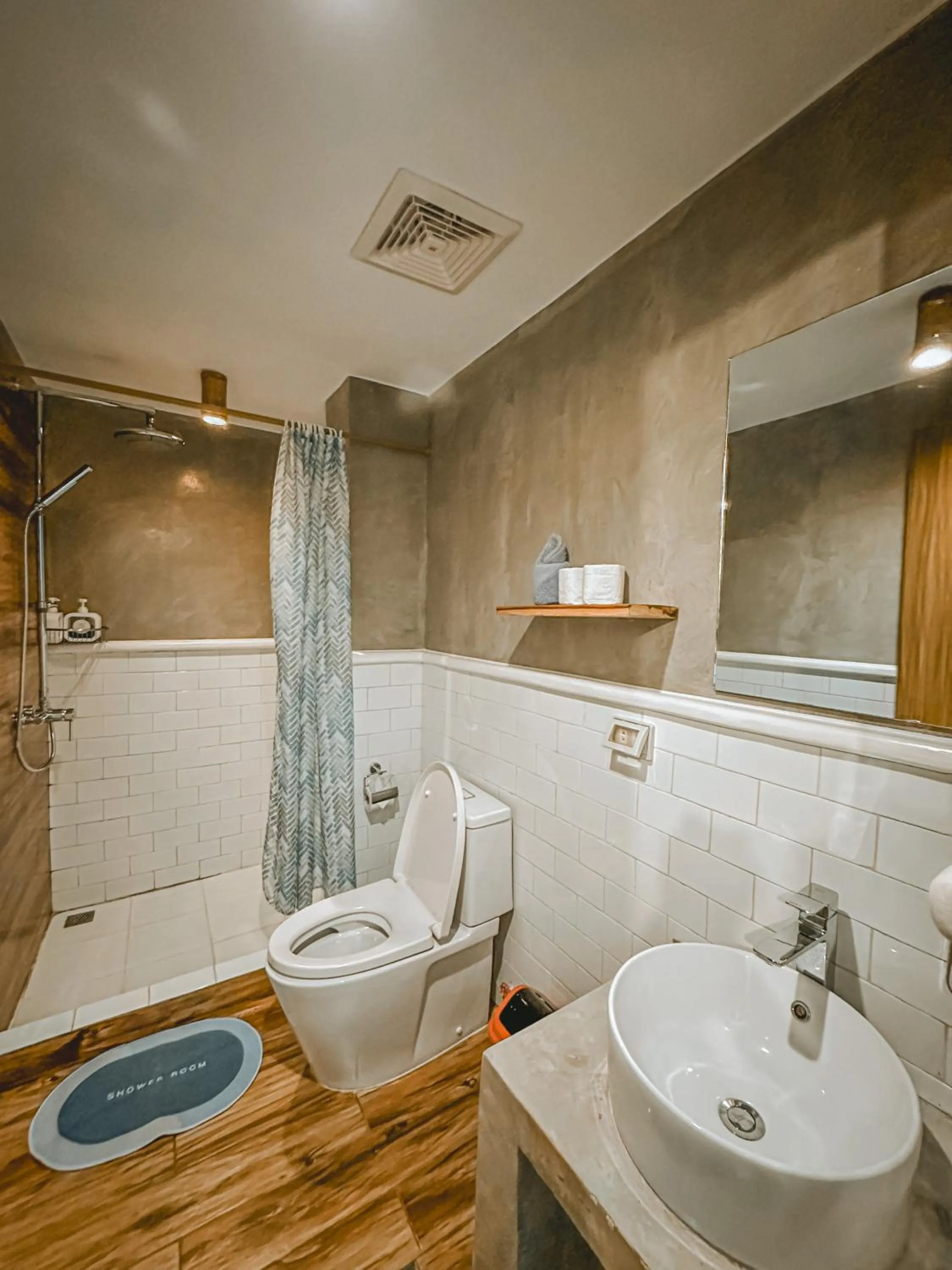 Shower in Outpost Hostel - Coron