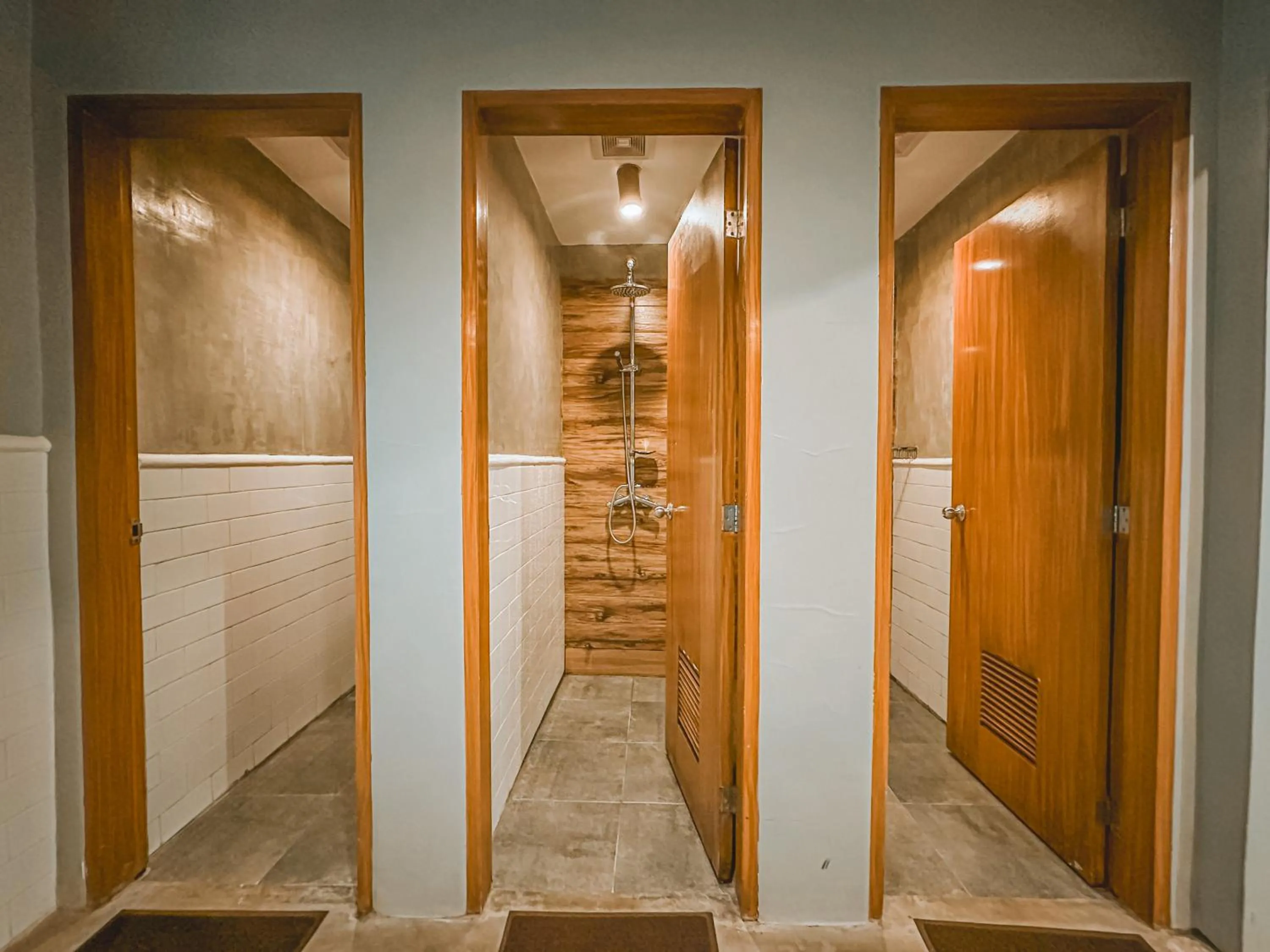 Shower in Outpost Hostel - Coron