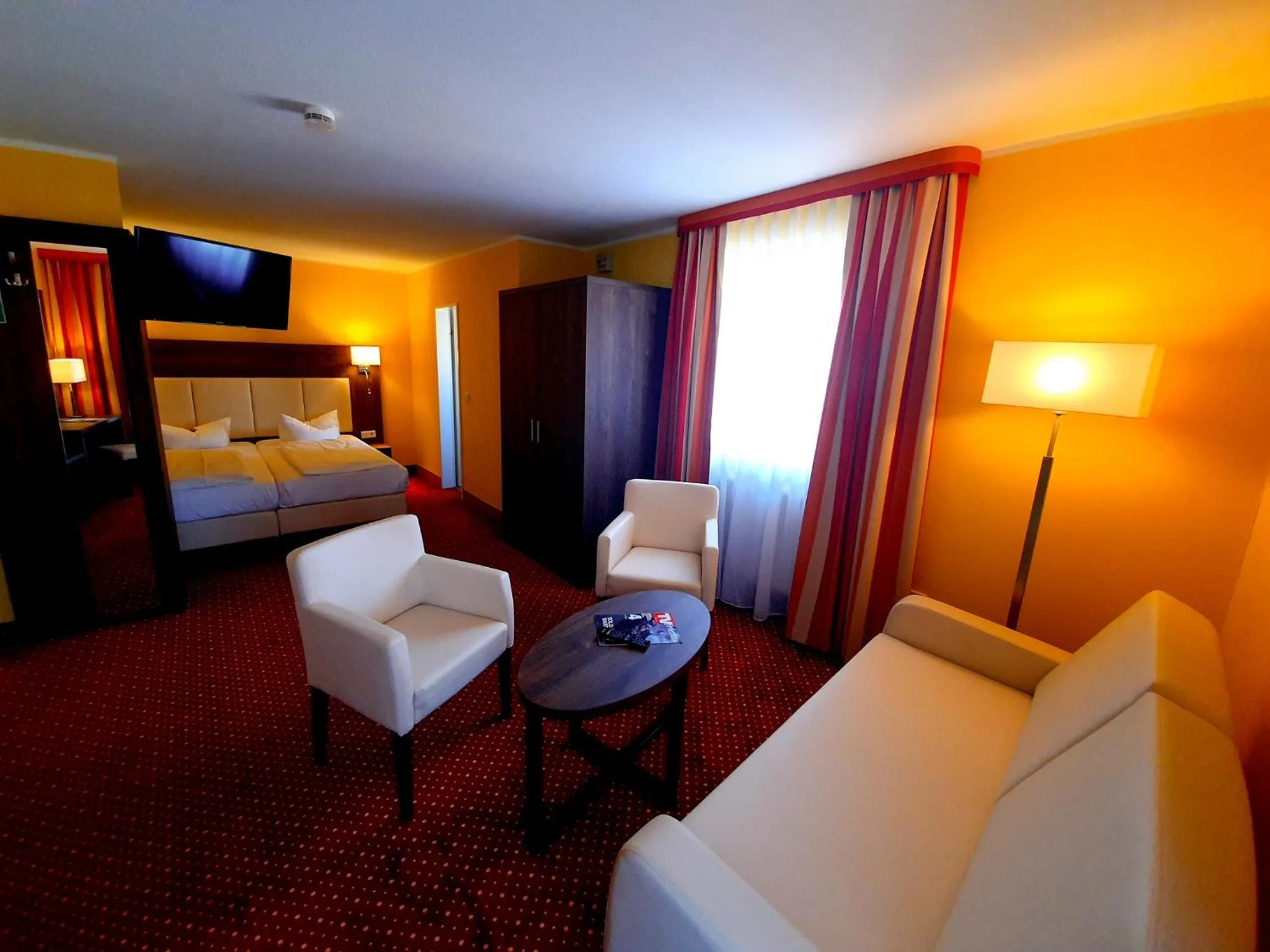 Living room, Bed in INVITE Hotel Nürnberg City