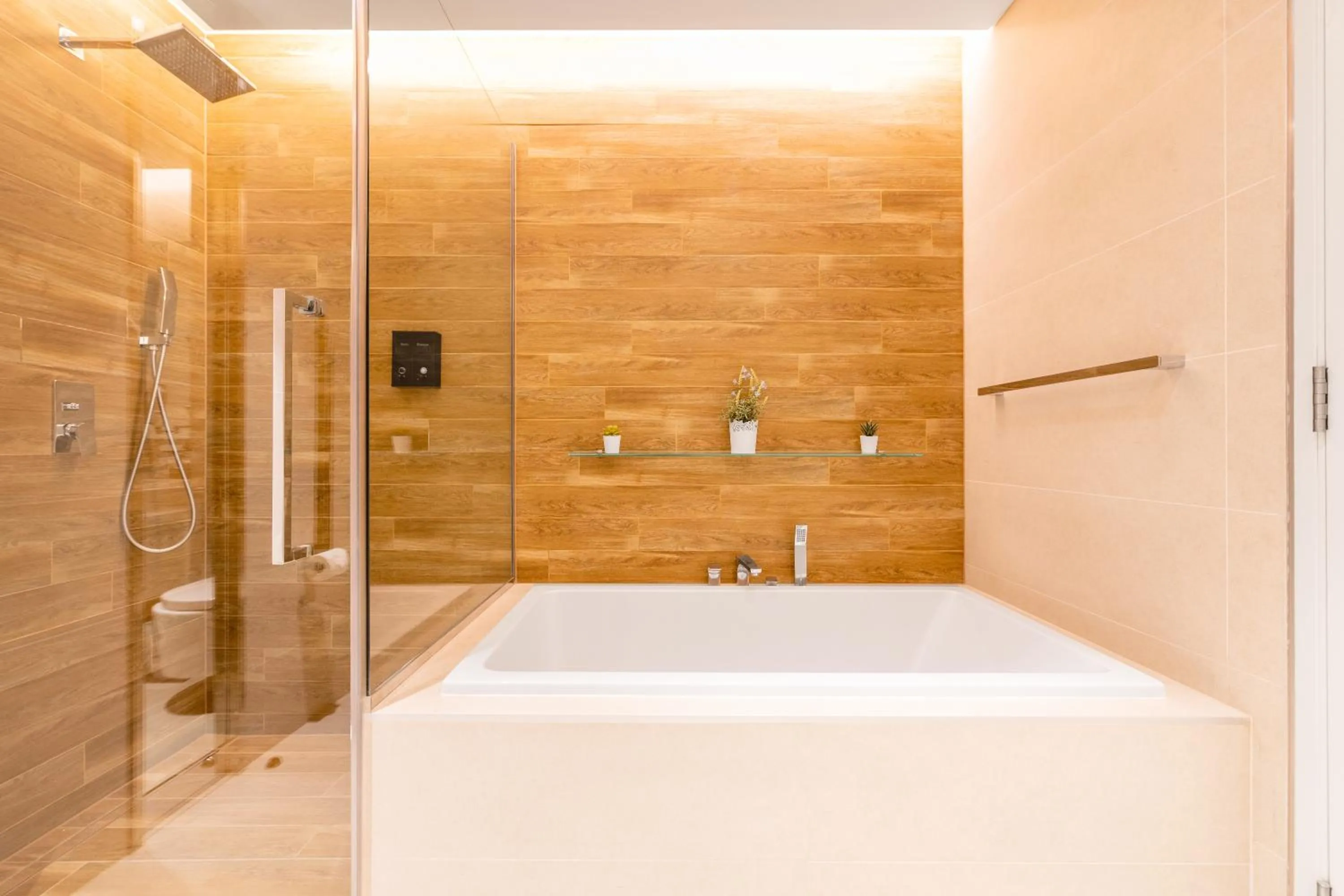 Shower in Posh 2 BR Oceanfront Apt in the Heart of Bluewaters Island