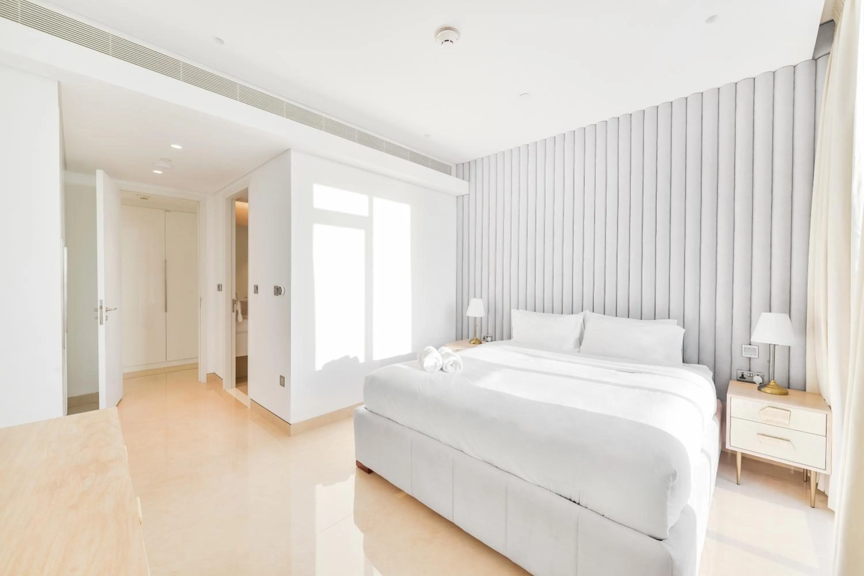 Bed in Posh 2 BR Oceanfront Apt in the Heart of Bluewaters Island