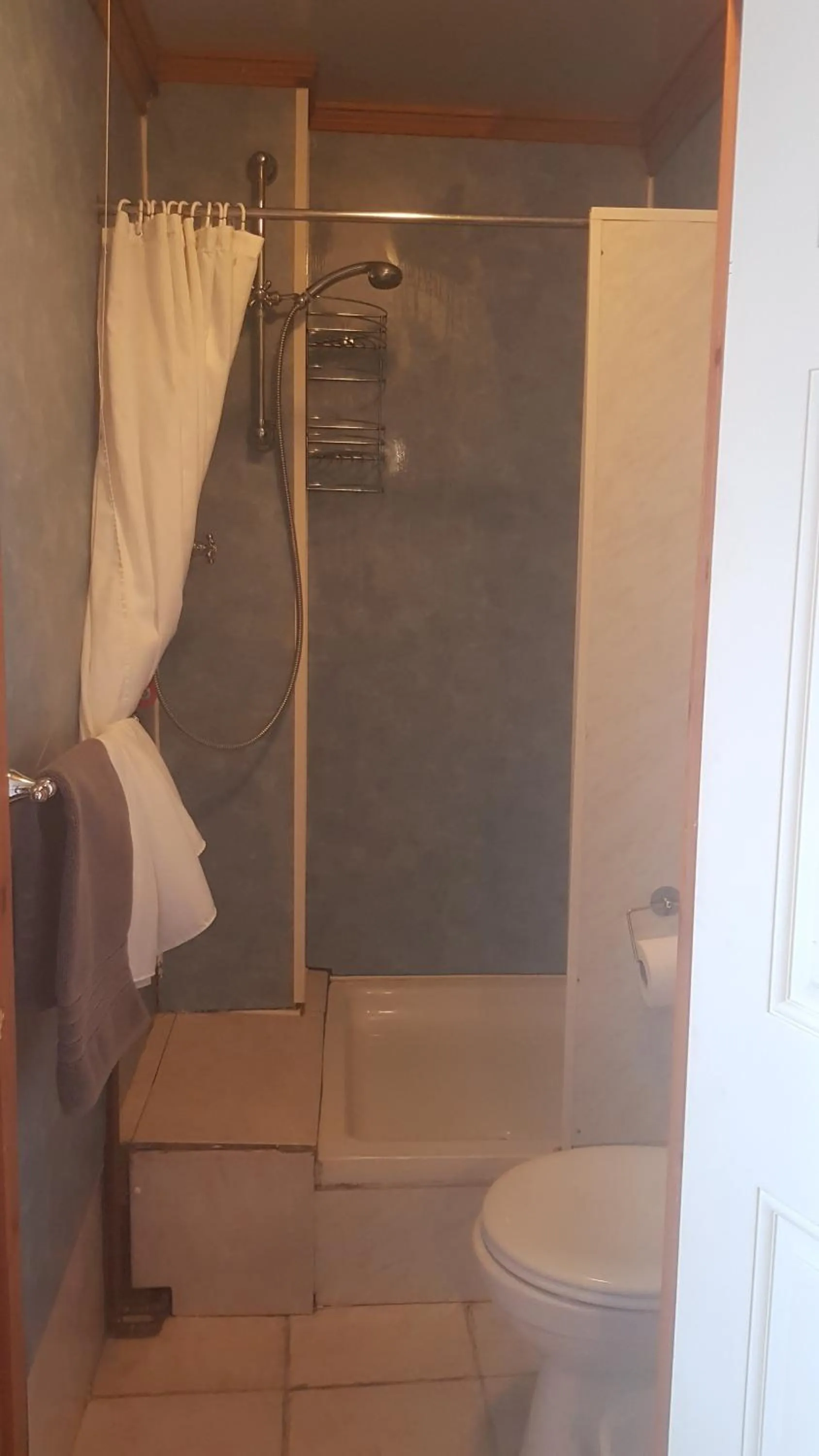 Shower in Oakley Hotel