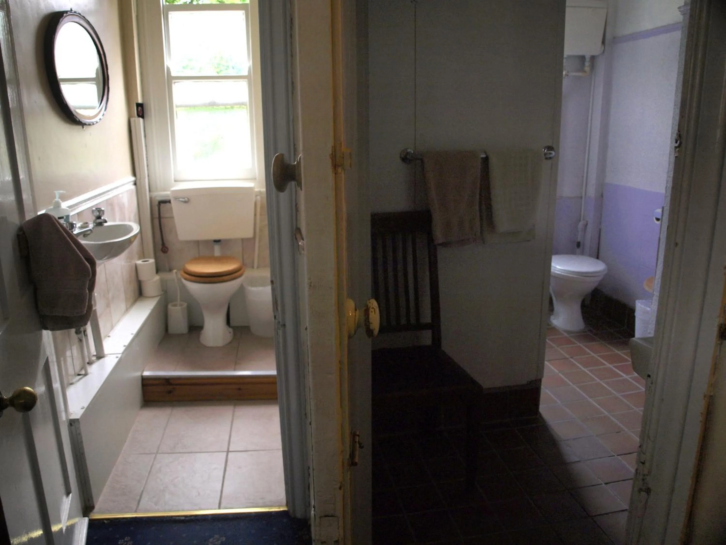 Toilet in Oakley Hotel