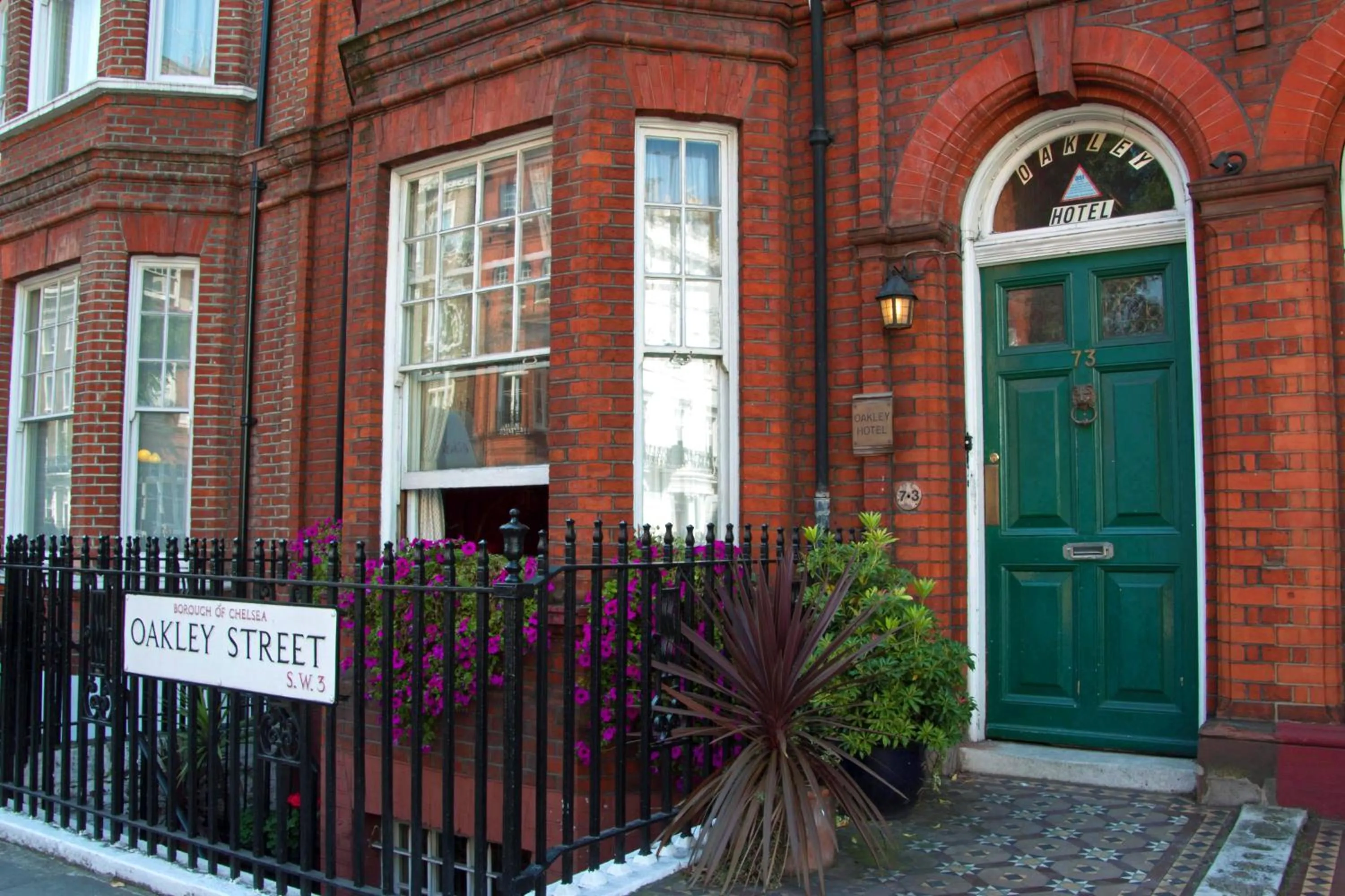 Facade/entrance in Oakley Hotel