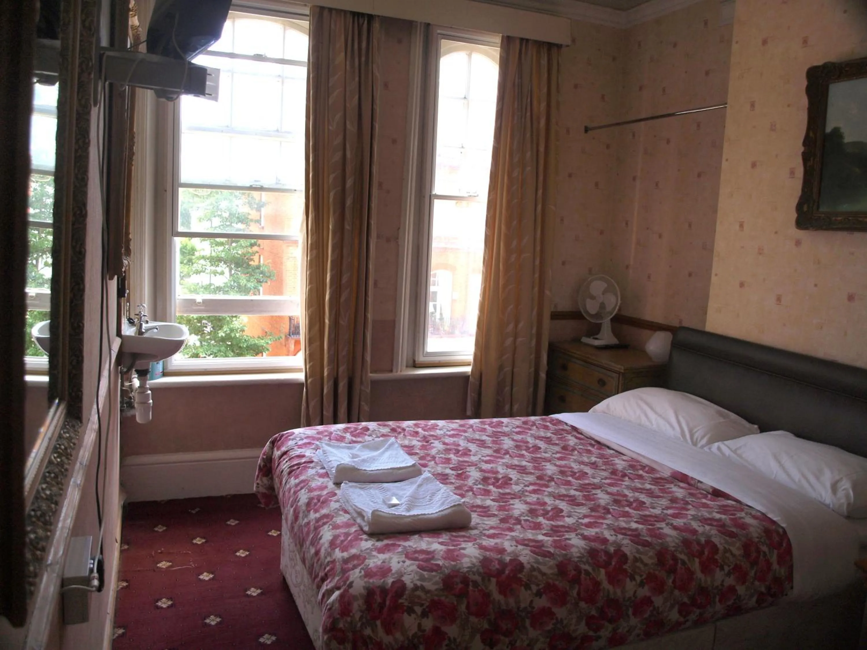 Bedroom, Bed in Oakley Hotel