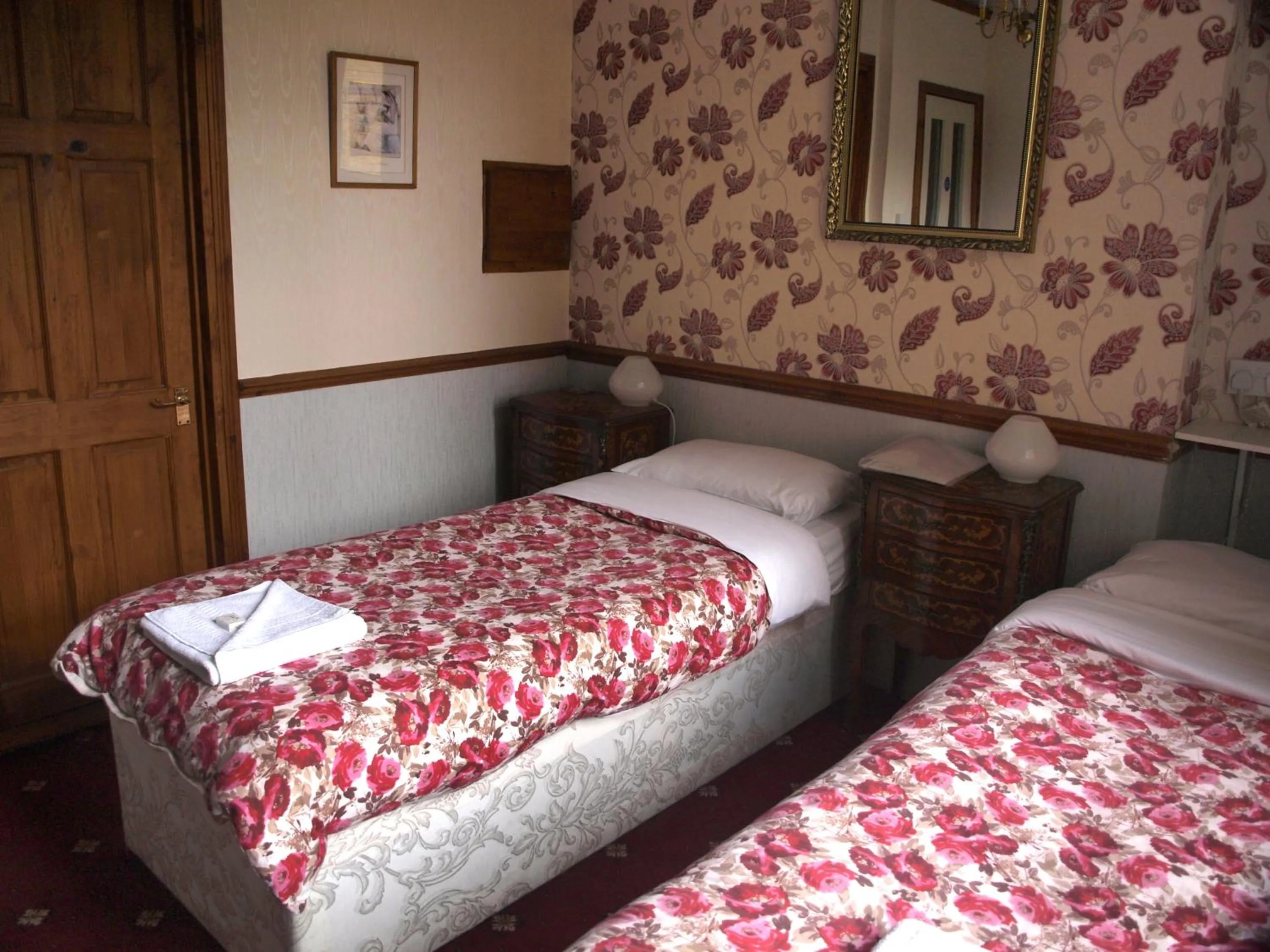 Bedroom, Bed in Oakley Hotel