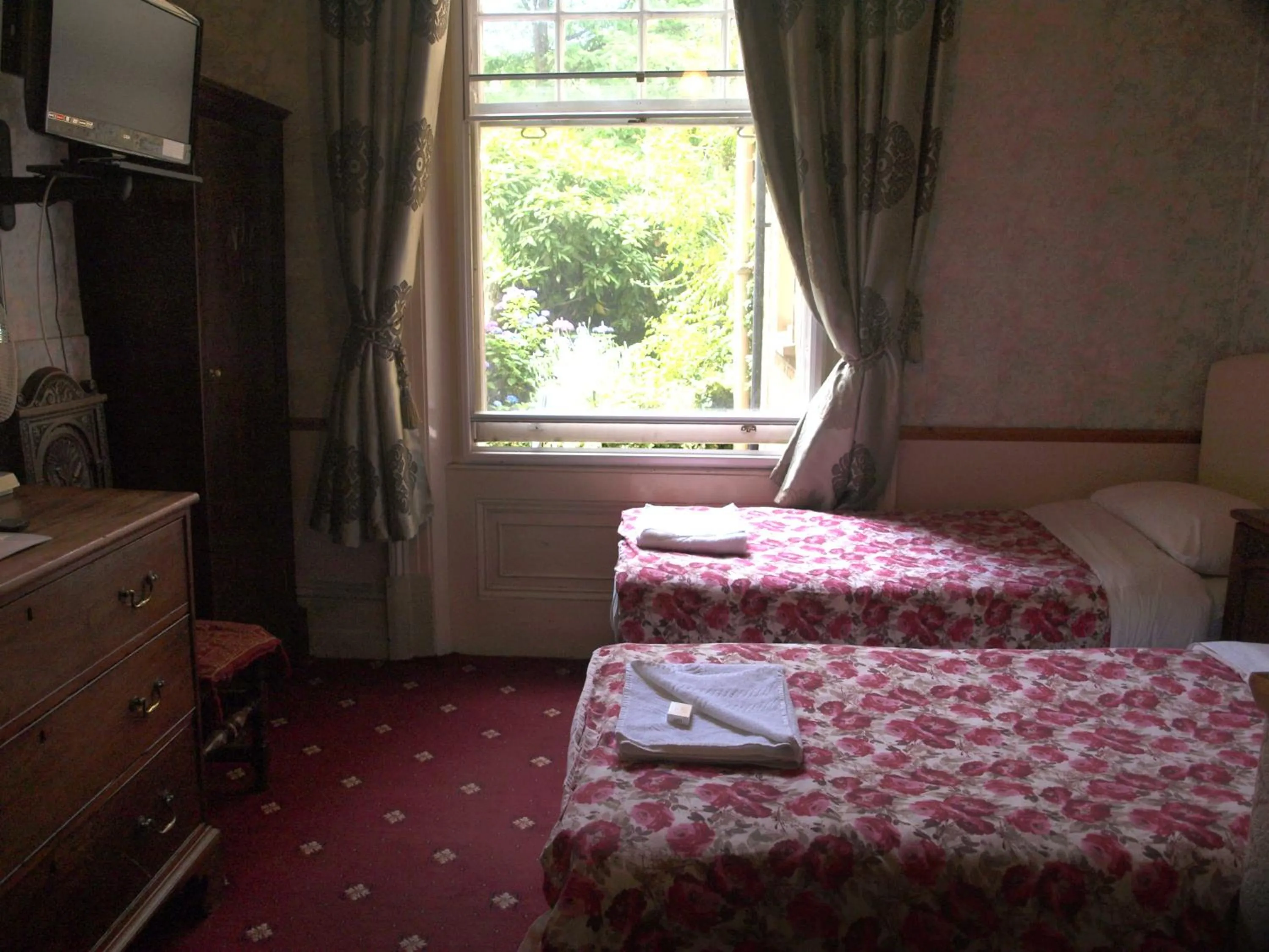 Bedroom, Bed in Oakley Hotel