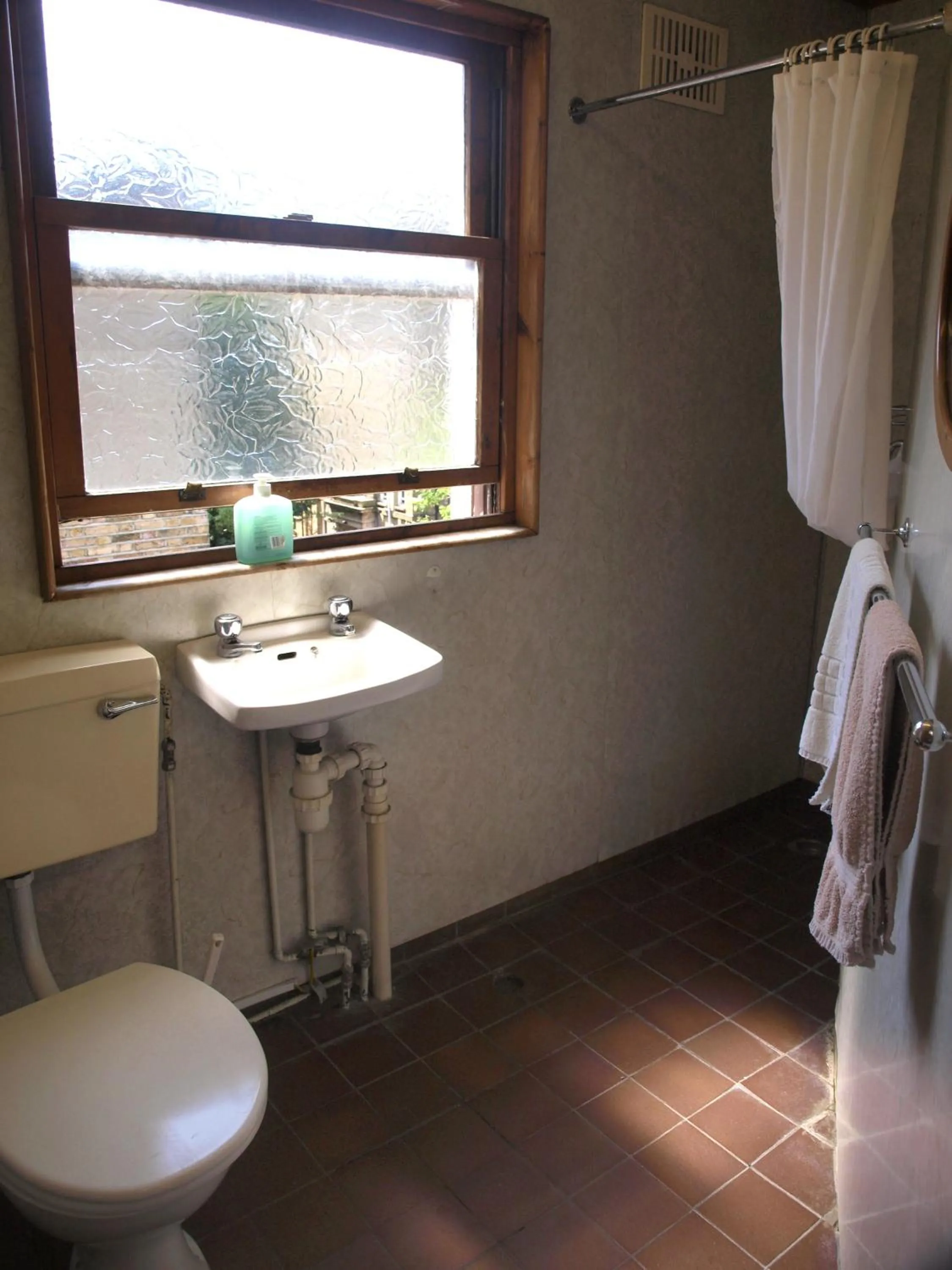 Bathroom in Oakley Hotel