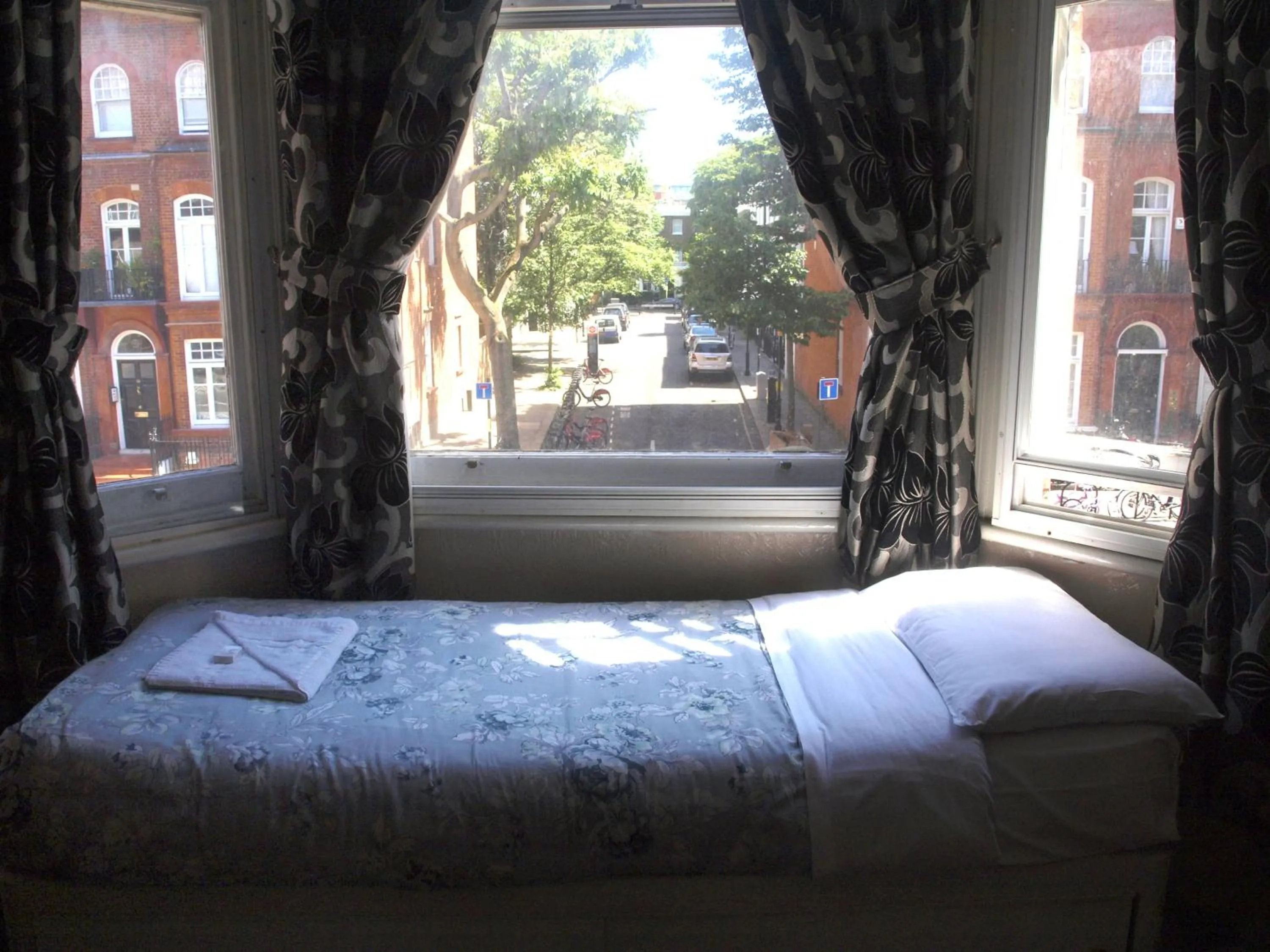 Bedroom, Bed in Oakley Hotel