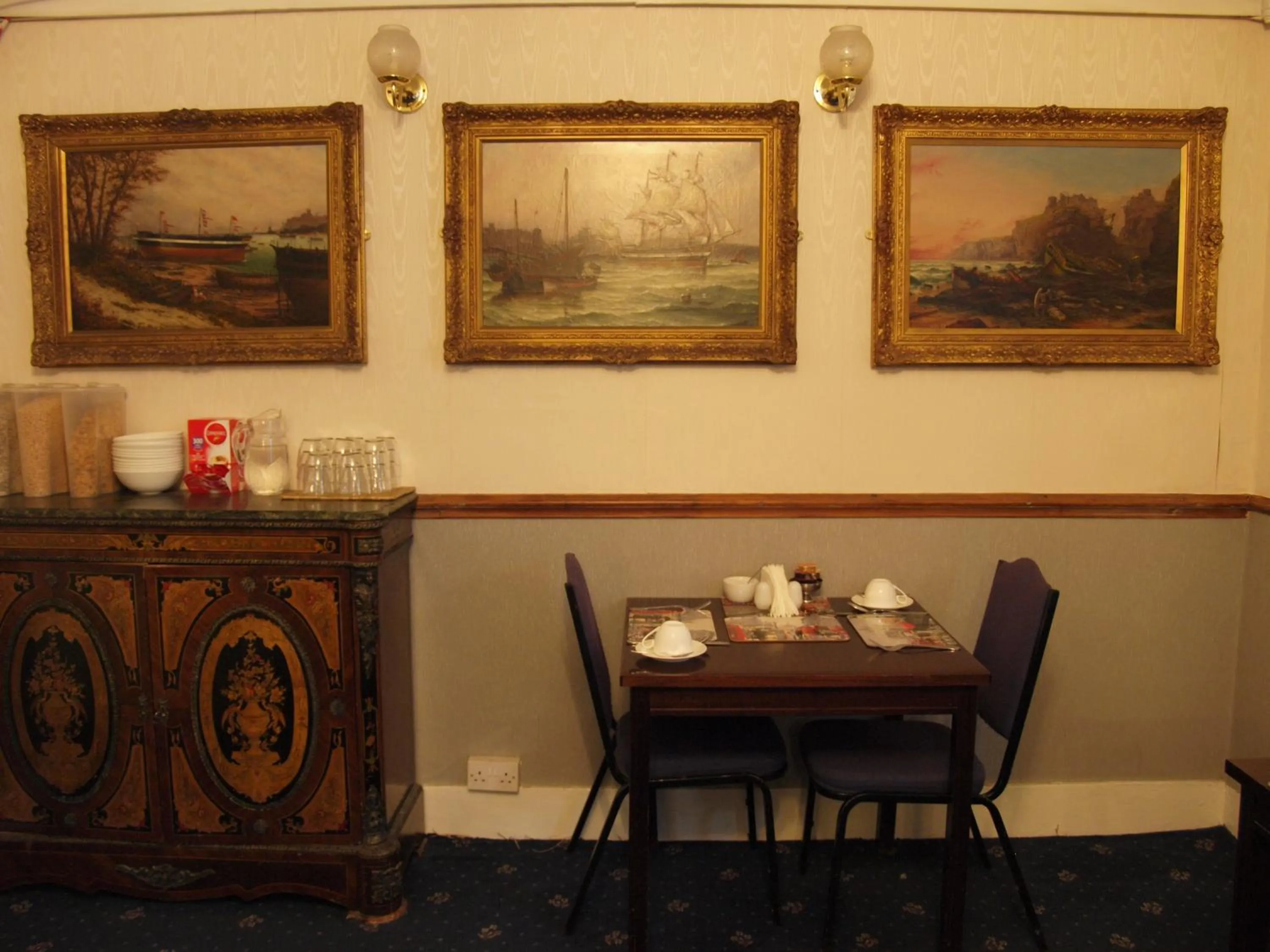Dining area in Oakley Hotel