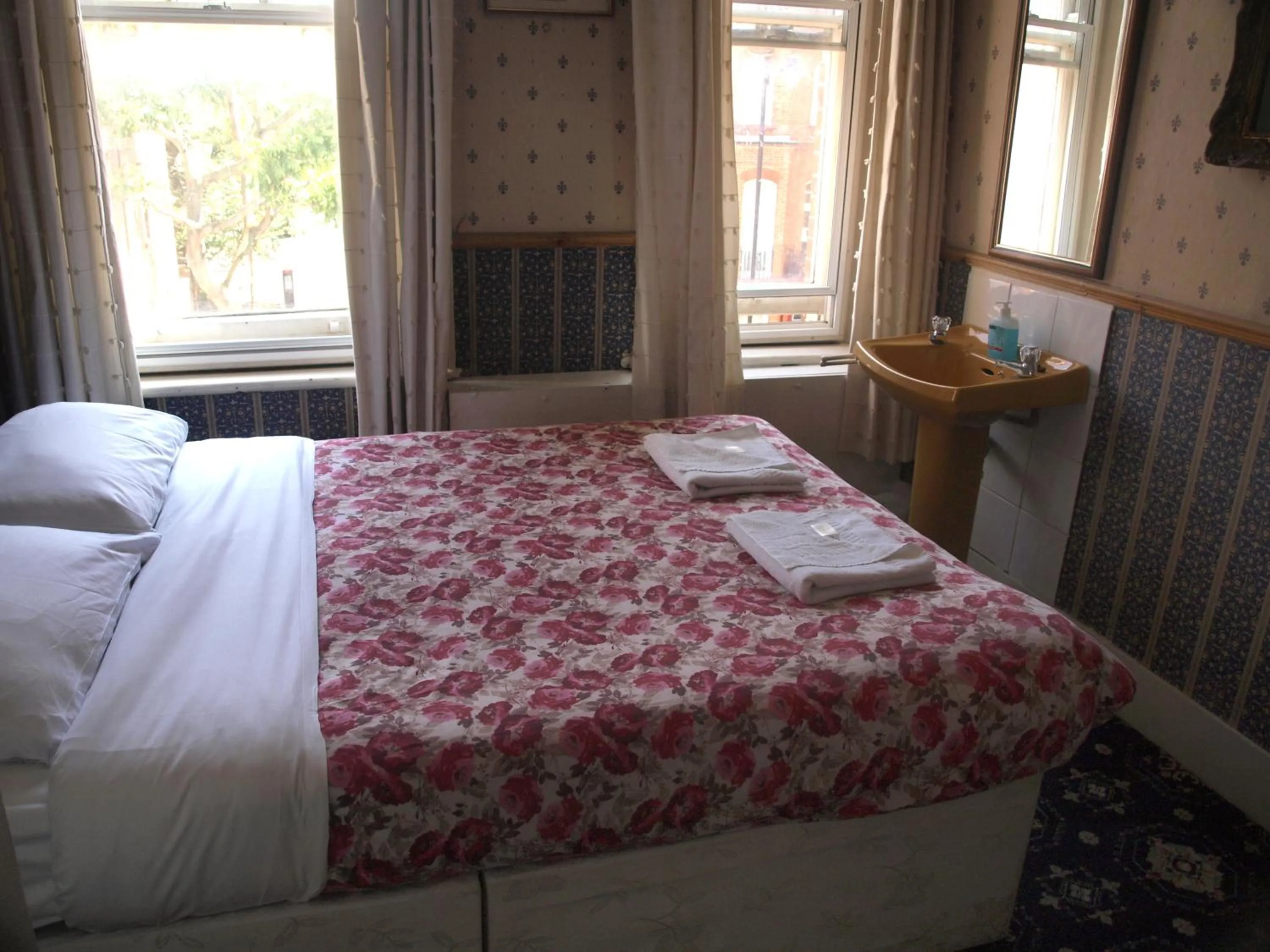 Bedroom, Bed in Oakley Hotel