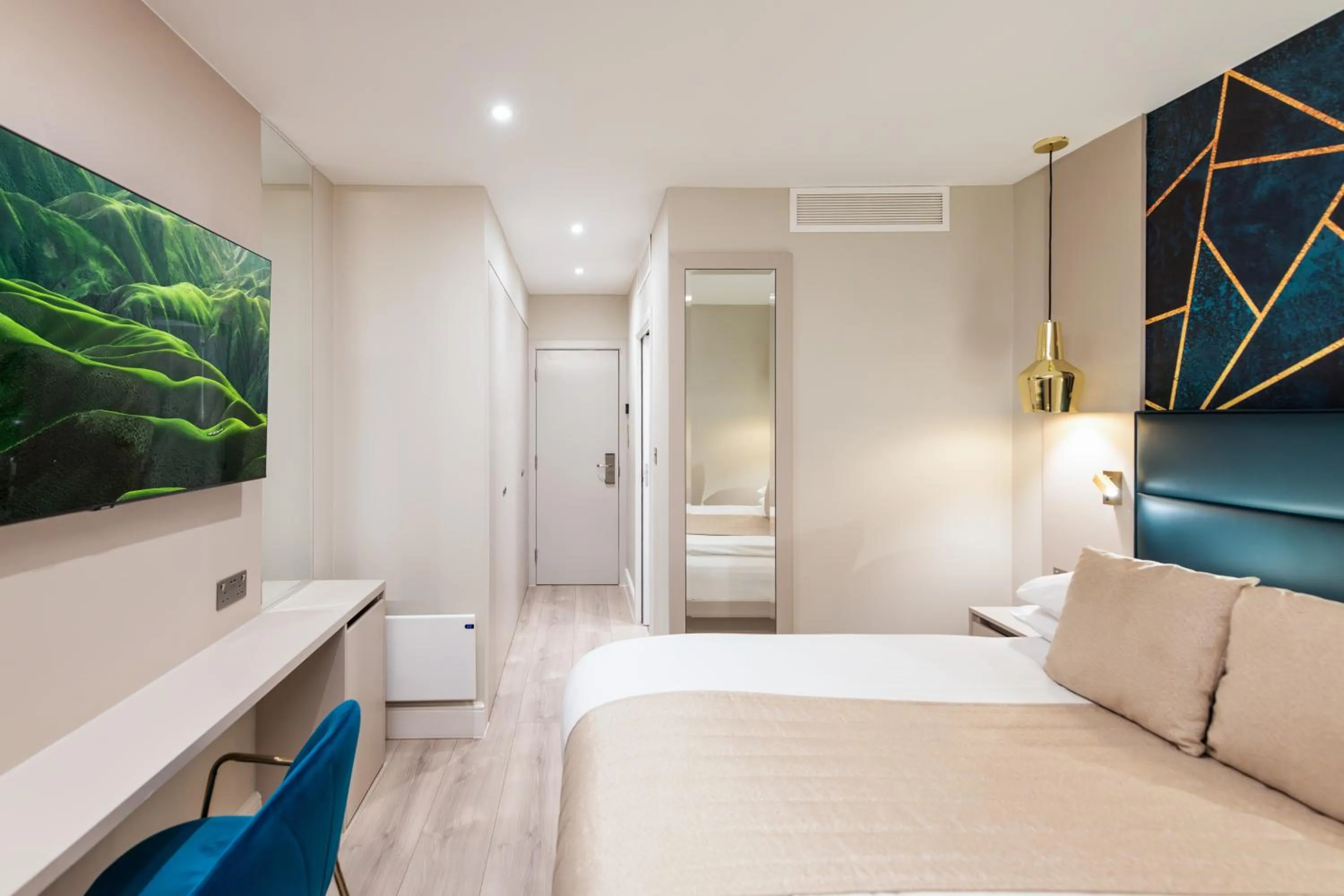 Photo of the whole room, Bed in NOX Belsize Park