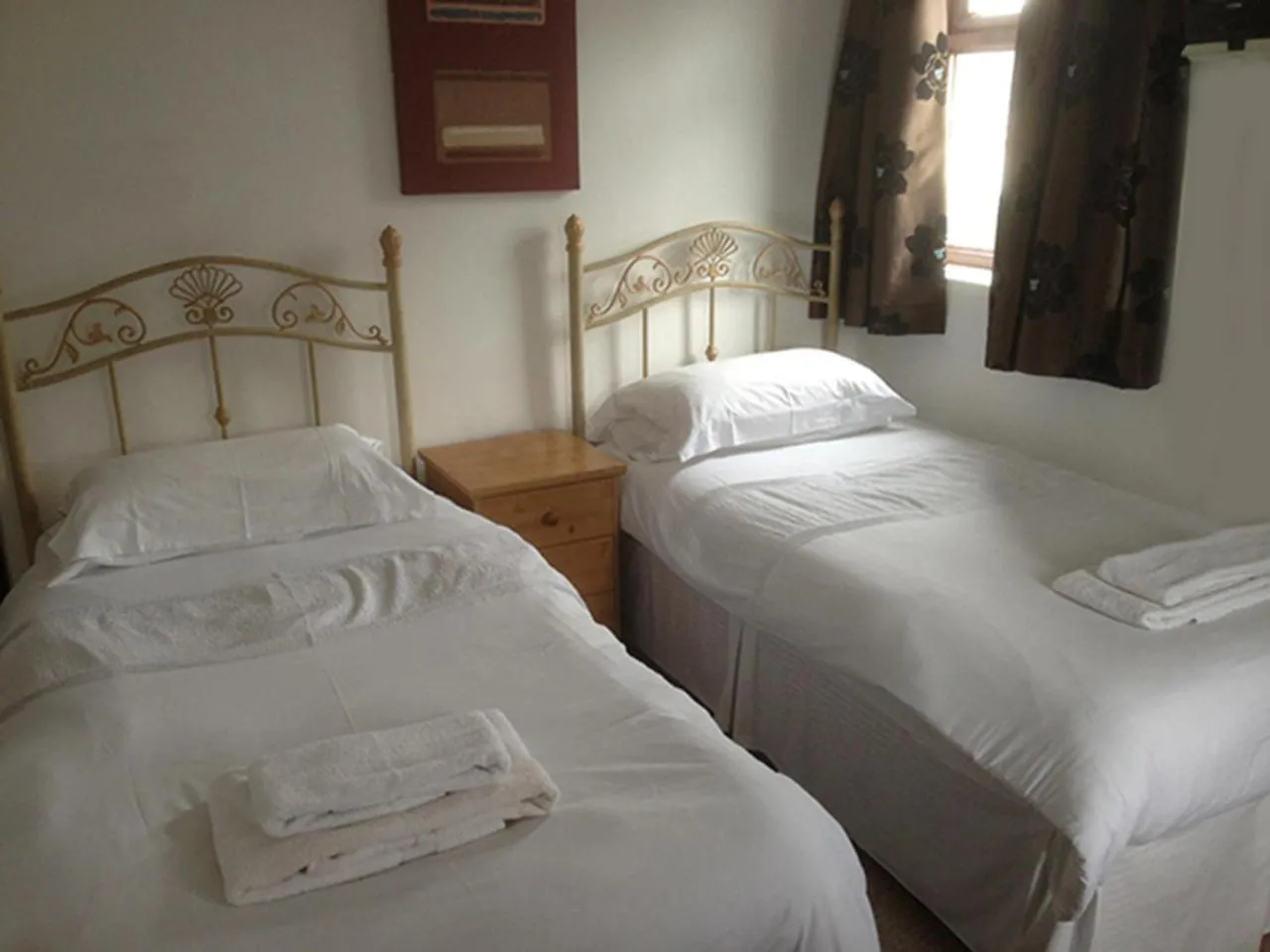 Bed in Beverley Inn & Hotel
