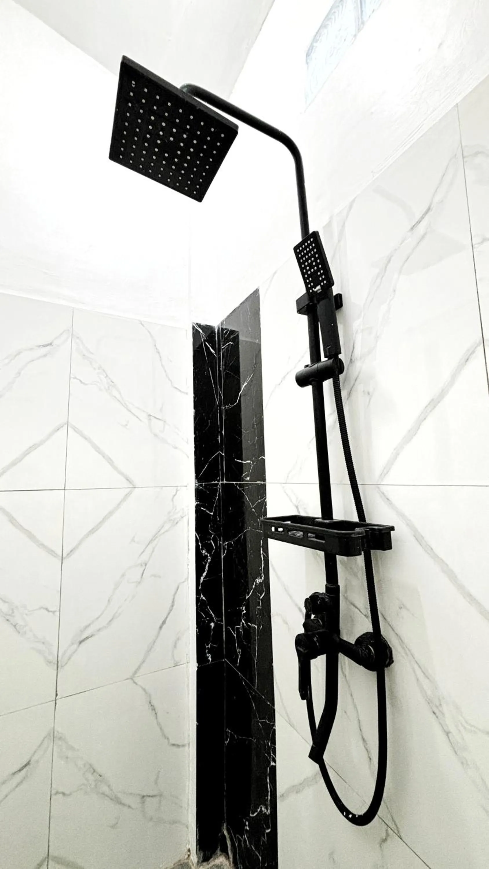 Shower in Kost Harian Semarang Murah