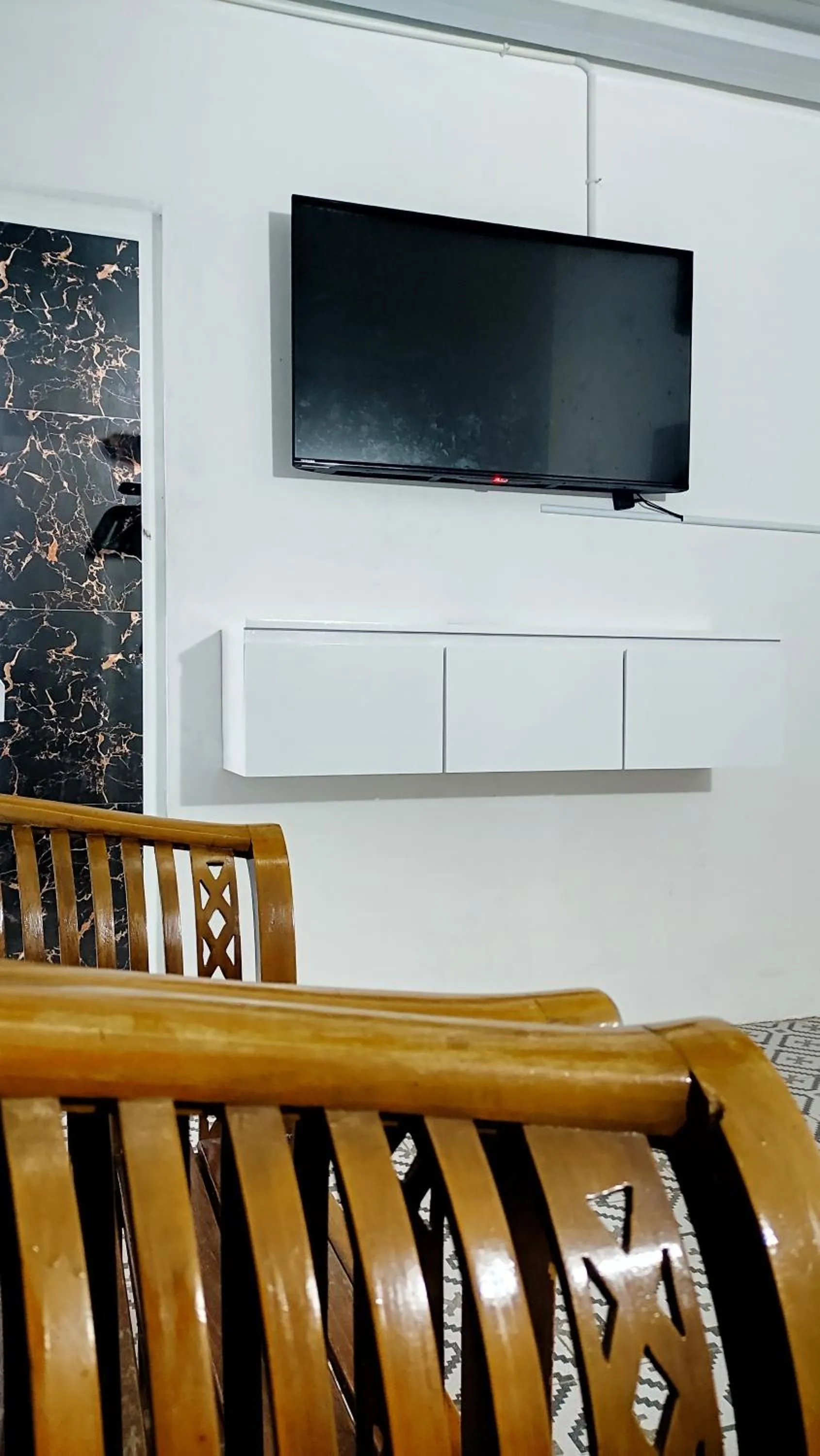 TV and multimedia in Kost Harian Semarang Murah