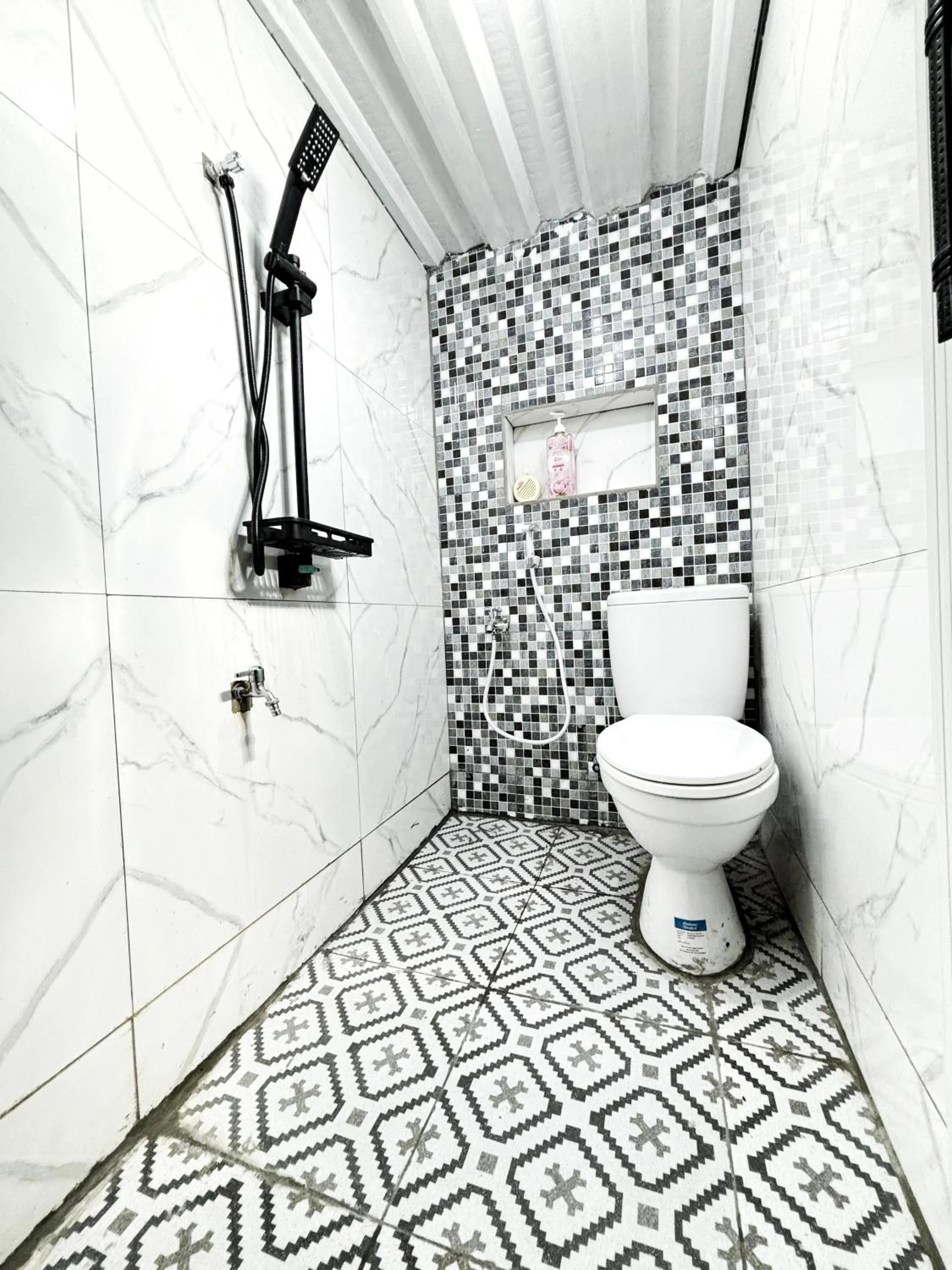 Shower in Kost Harian Semarang Murah