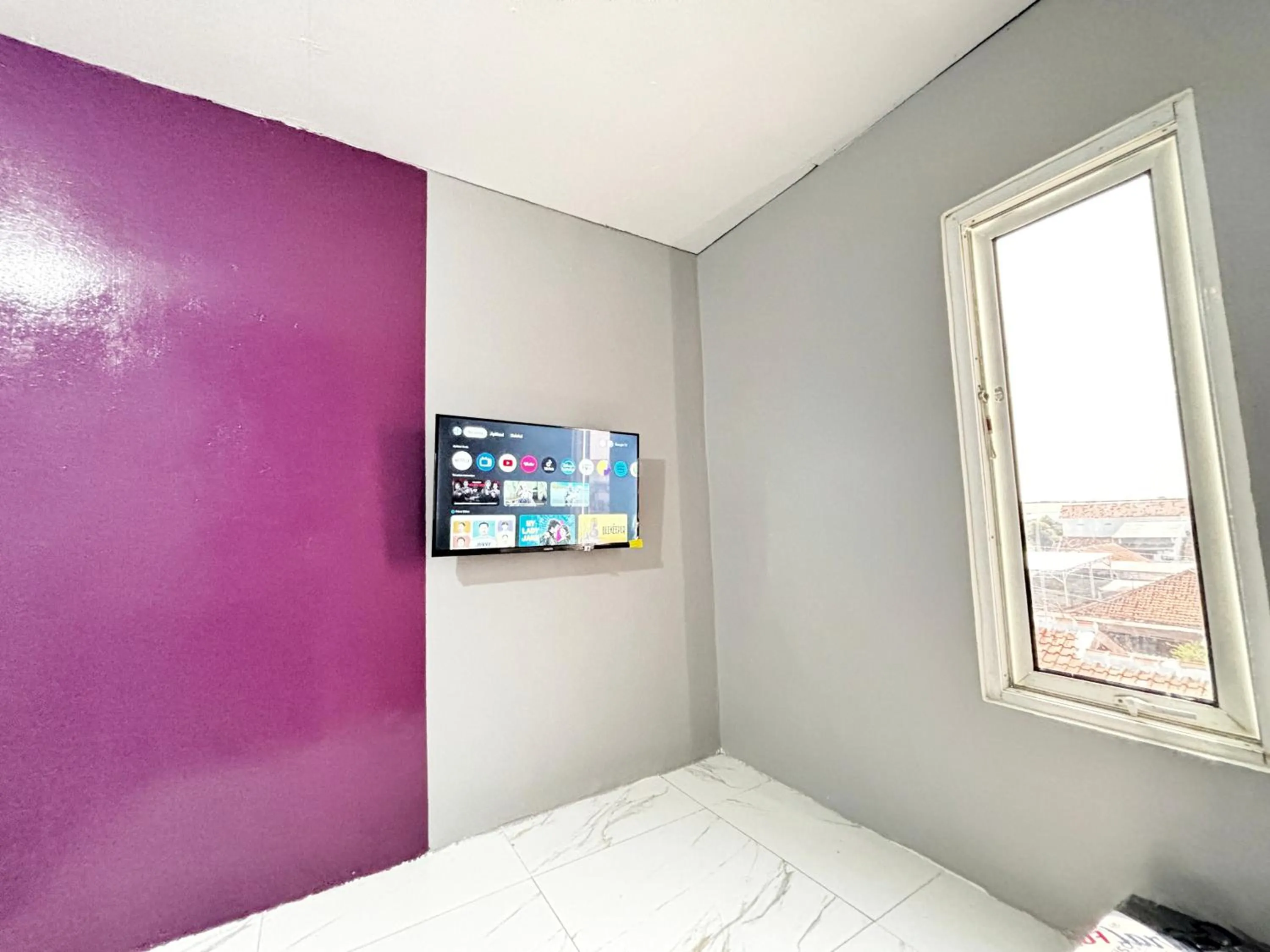 TV and multimedia, Bed in Kost Harian Semarang Murah