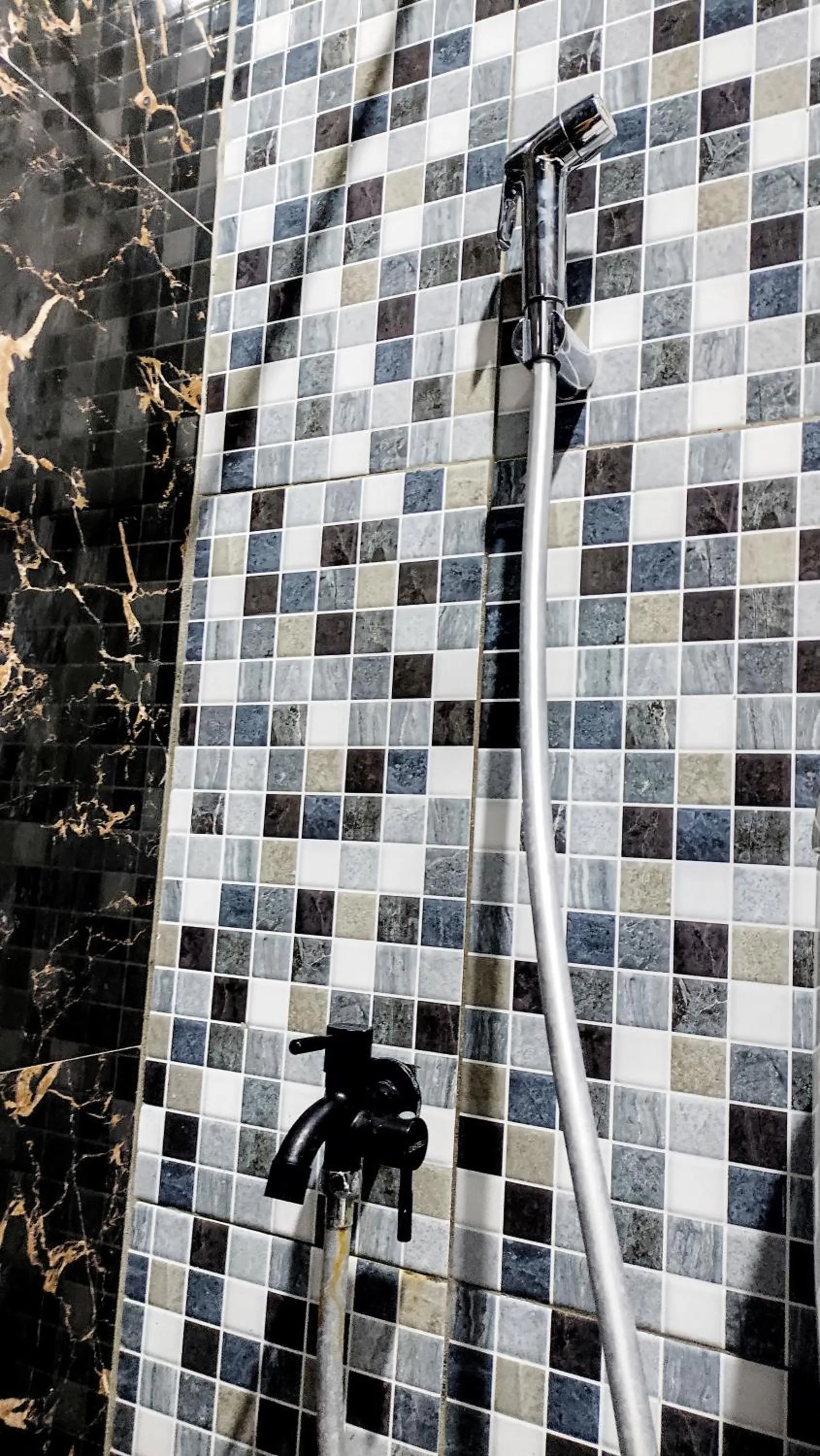 Shower in Kost Harian Semarang Murah