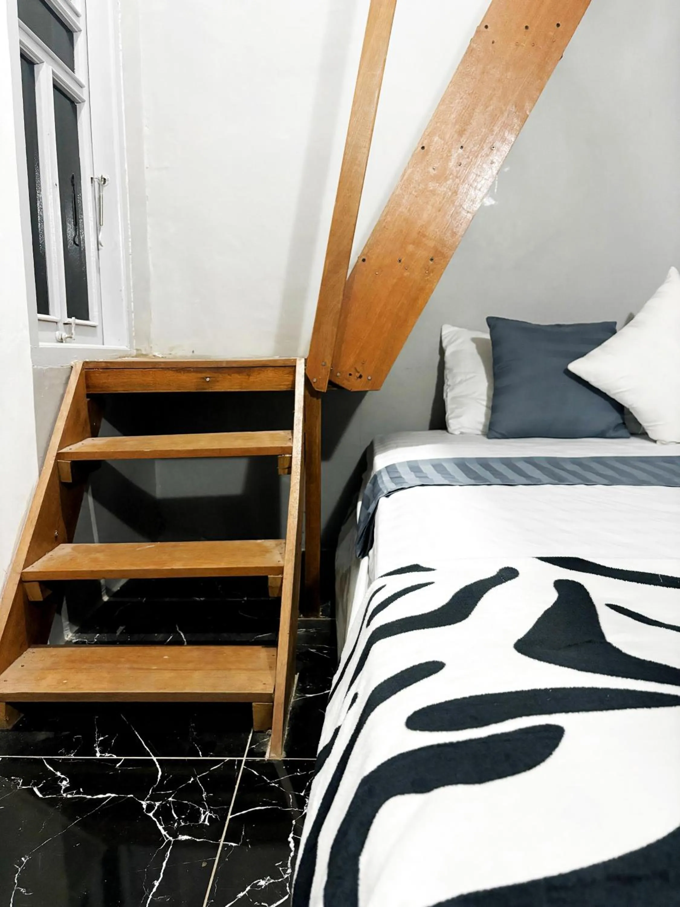 Bed in Kost Harian Semarang Murah